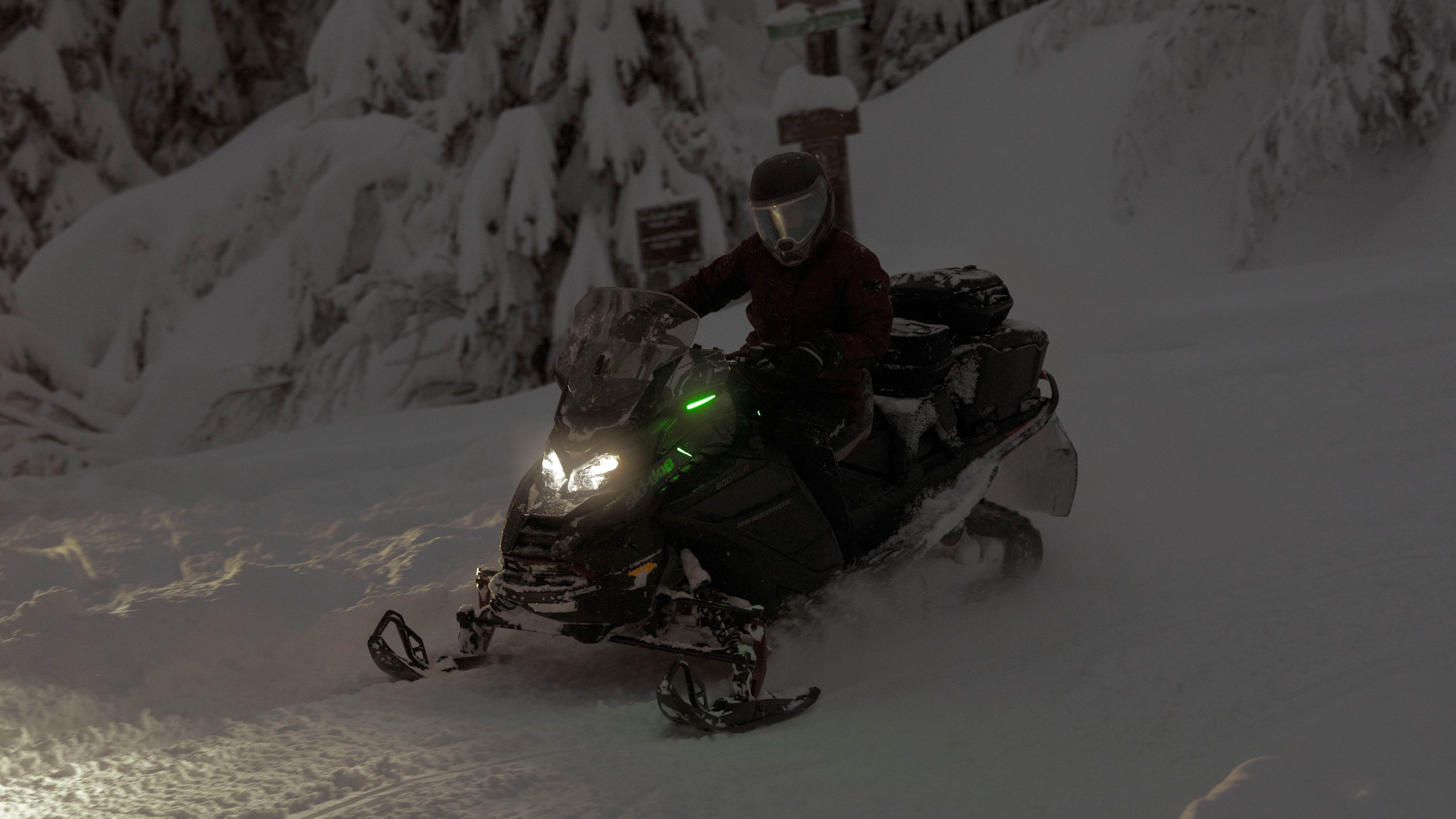 2025 Ski-Doo Renegade trail skúter jazdí v noci