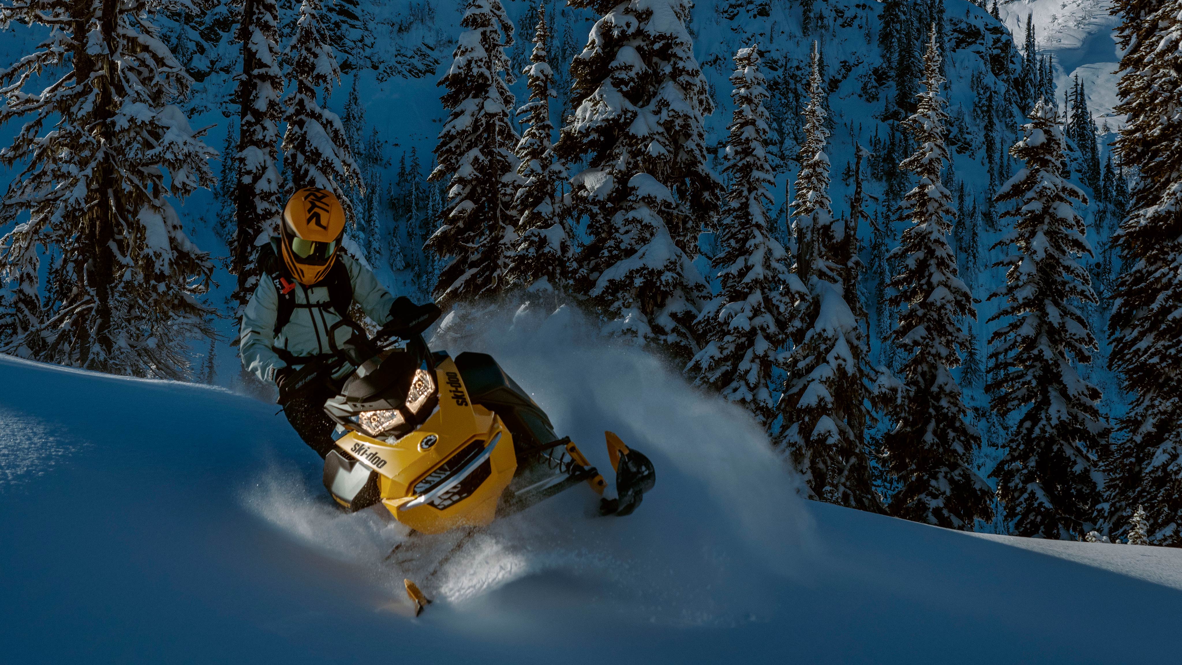 2025 deep snow skúter Ski-Doo NEO+ jazdí na jednej lyži