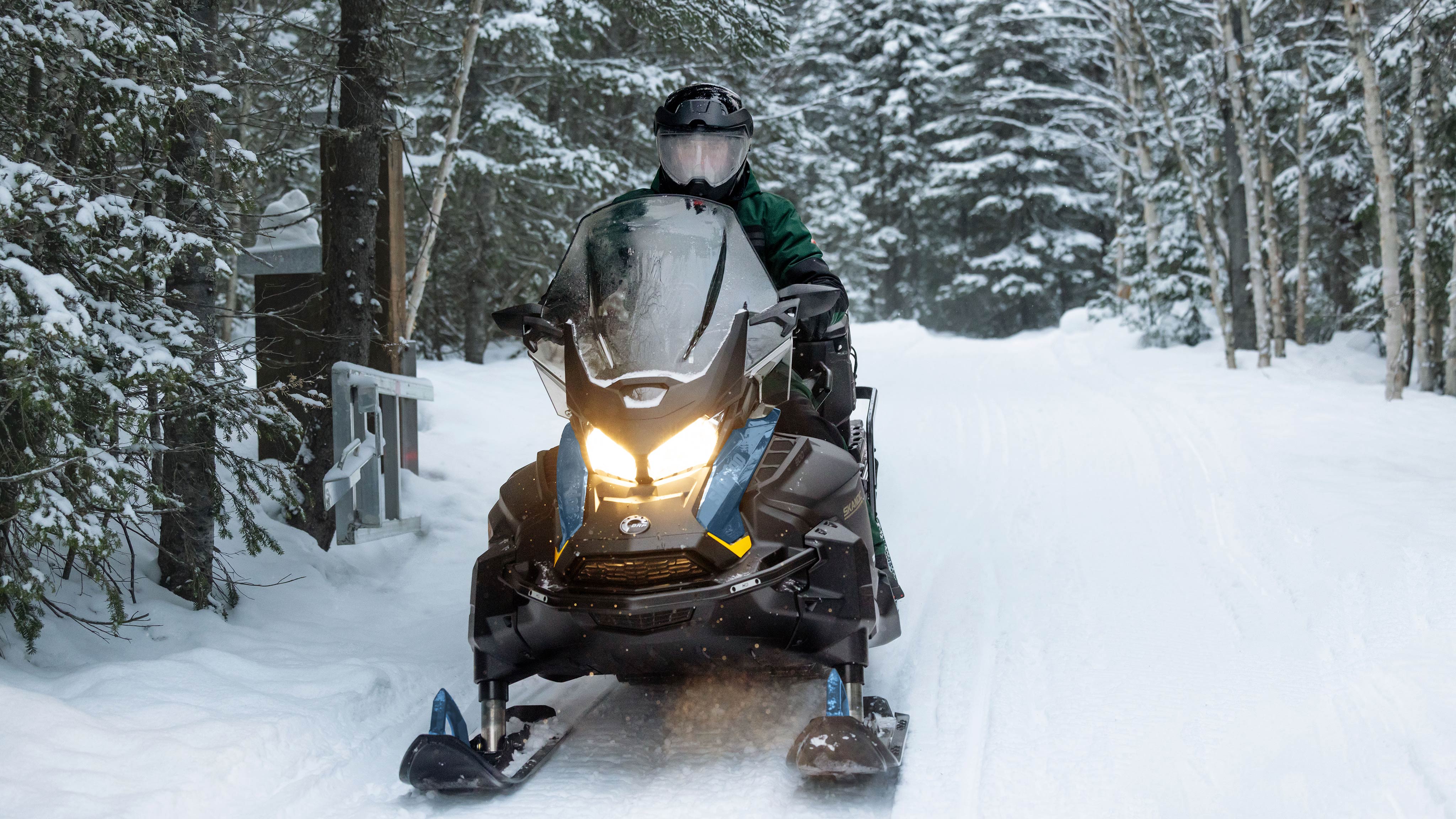 Skúter 2025 Ski-Doo Skandic sport utility v akcii