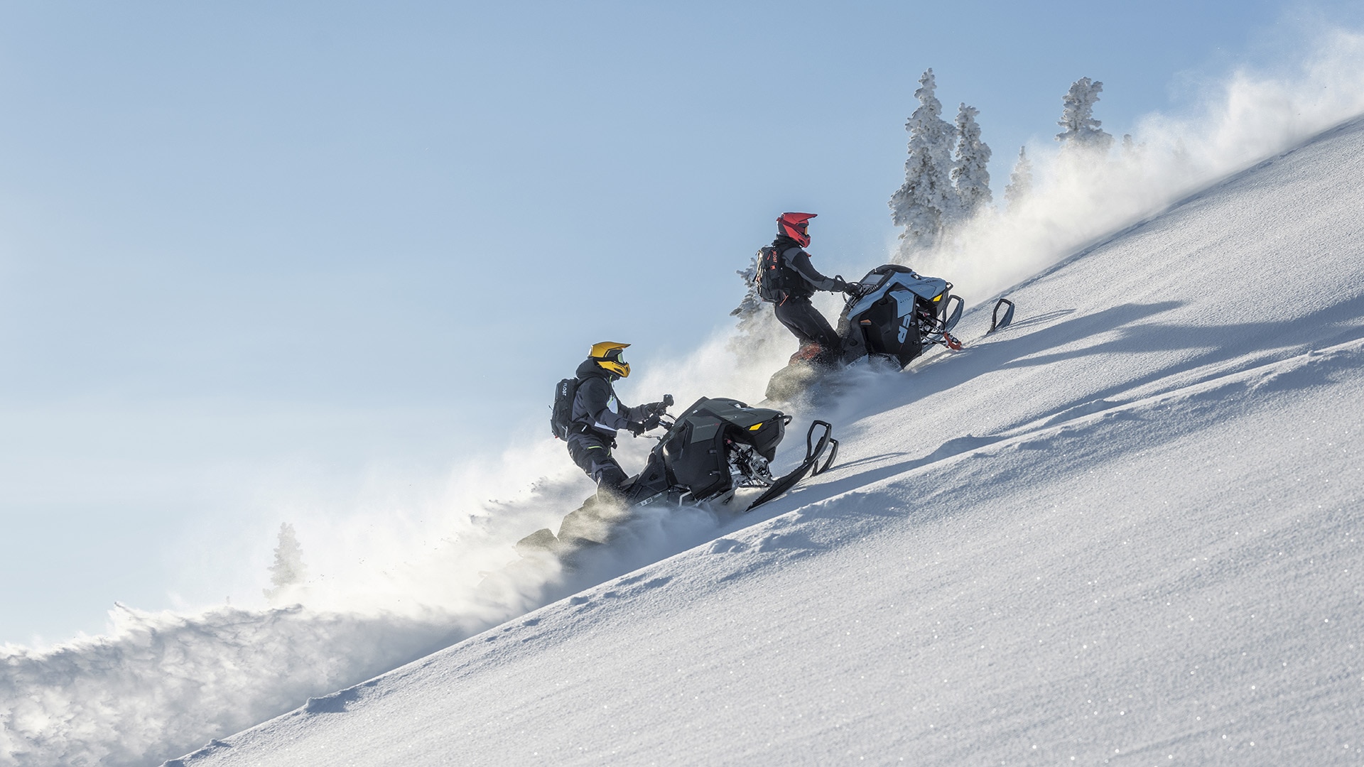 Muž jedoucí na sněžném skútru Ski-Doo