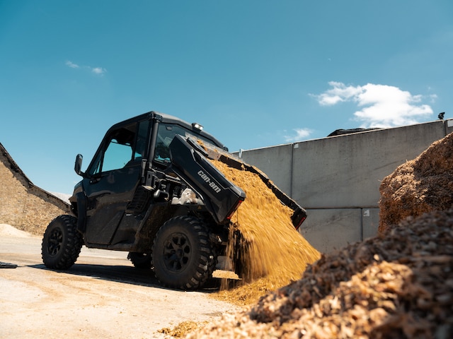 Can-Am Traxter XU, SxS designed for work, emptying the cargo bed