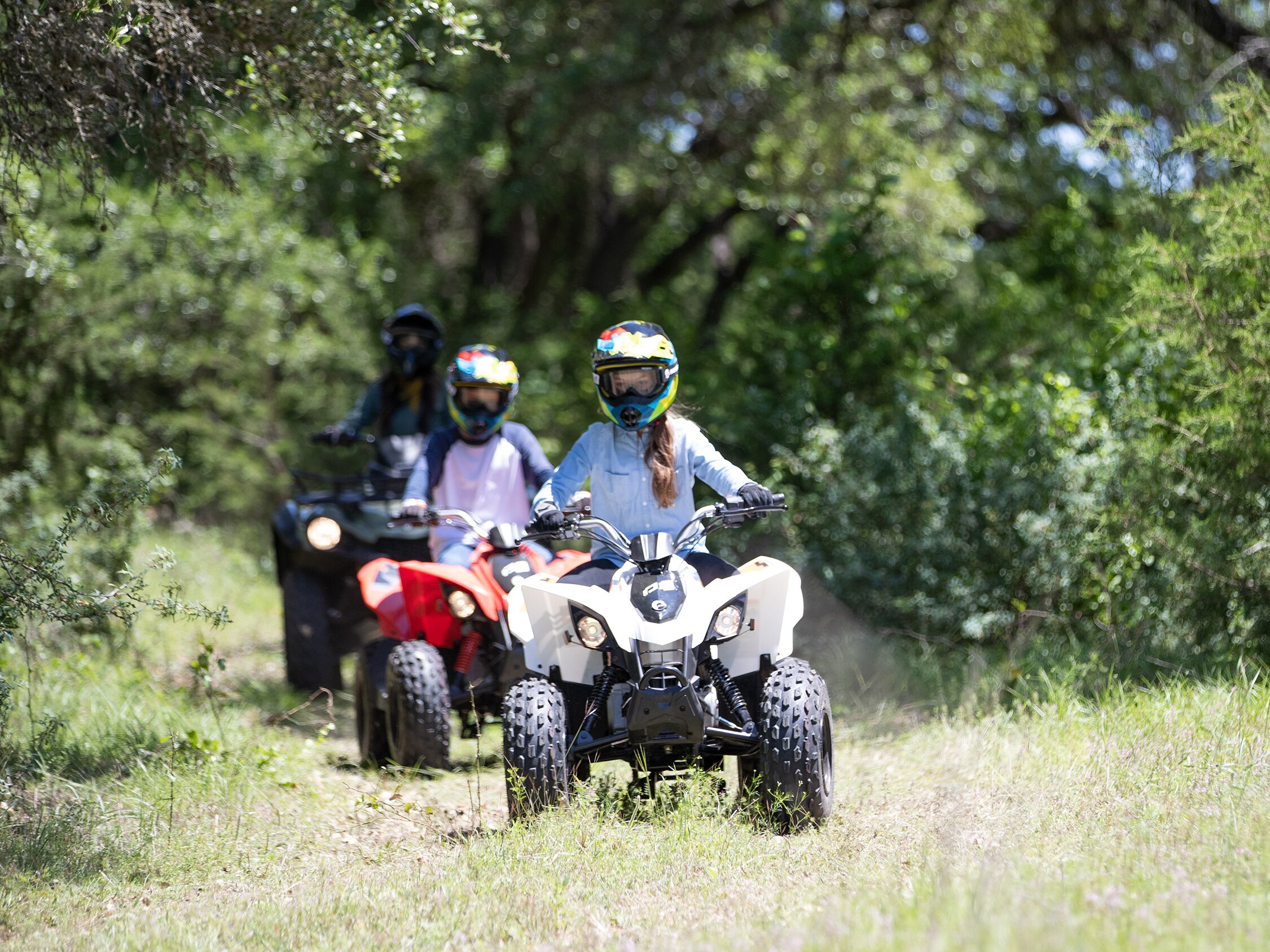 Trije otroci se vozijo s štirikolesniki Can-Am Off-Road DS