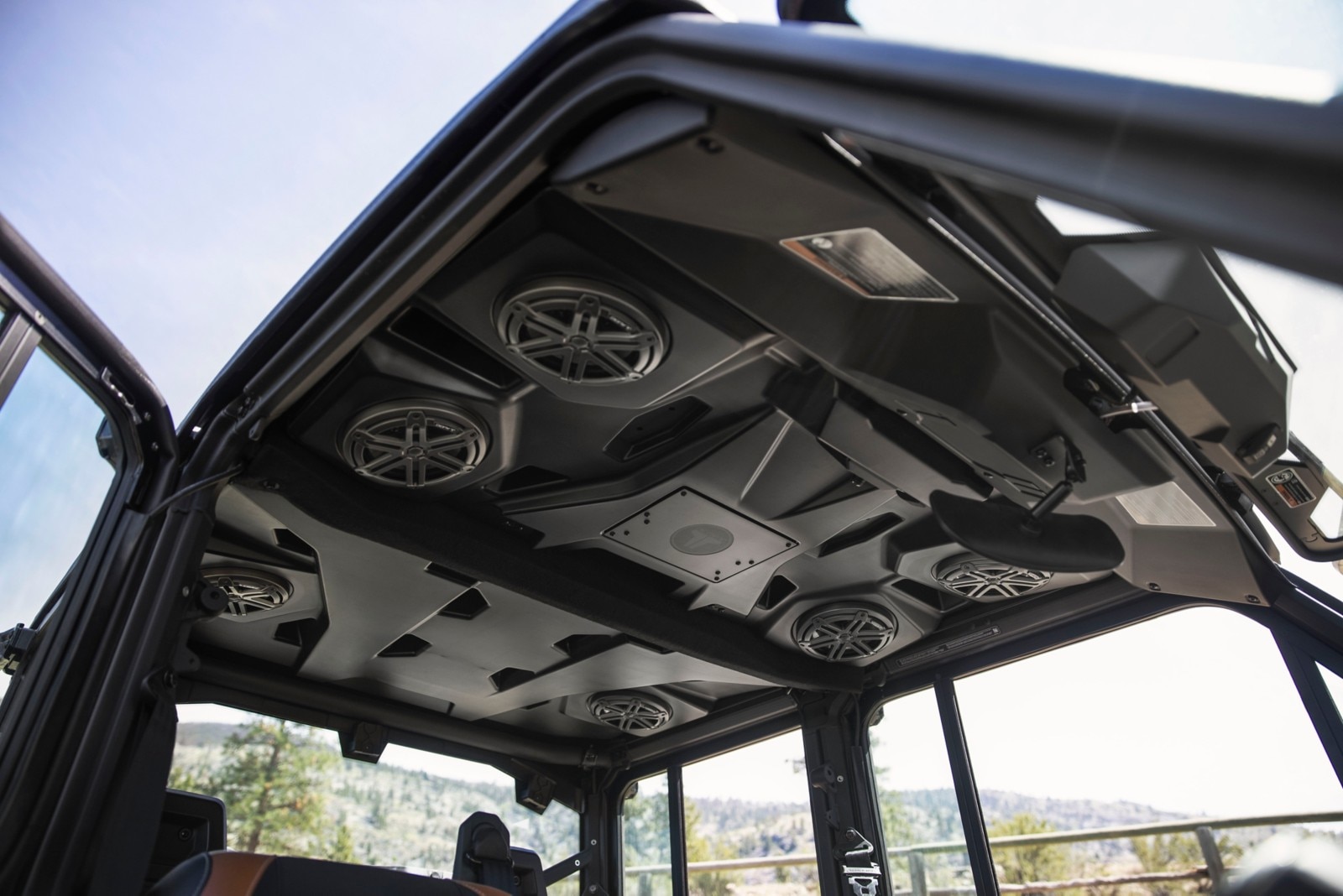 Novo Can-Am Traxter Audio Roof em um modelo Lone Star CAB, mostrando 6 alto-falantes