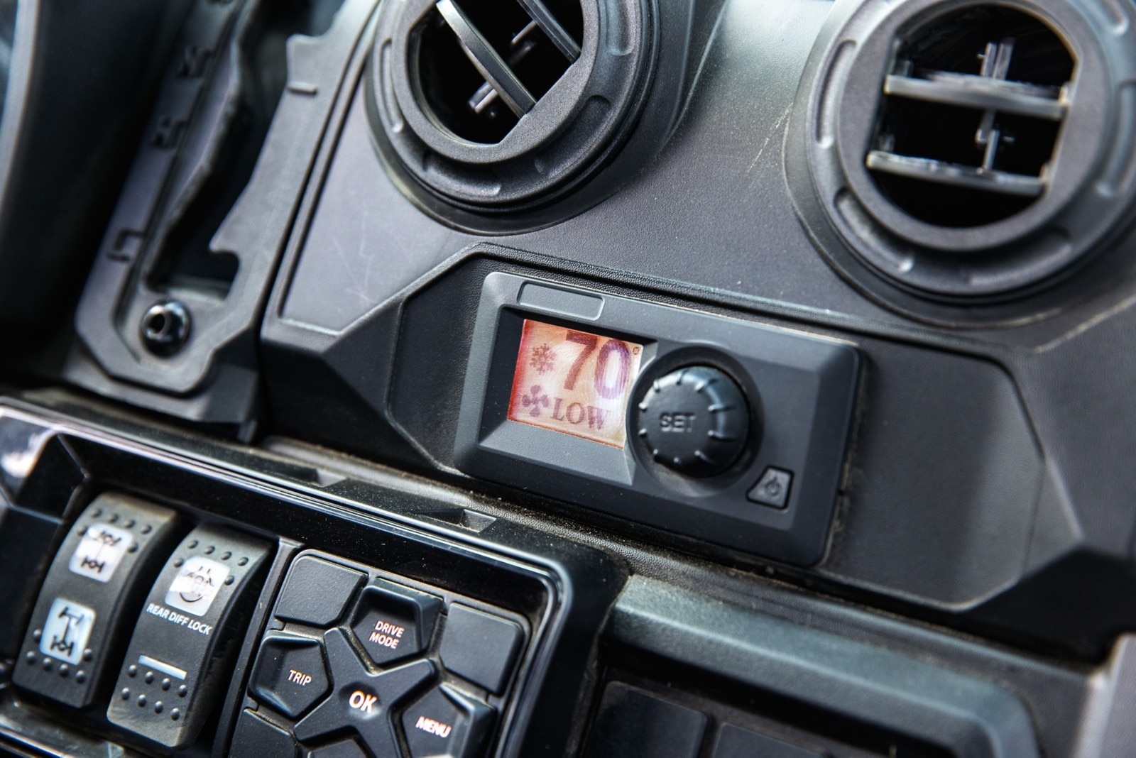 Can-Am Defender foto kokpitu vrátane systému HVAC s jeho ovládaním