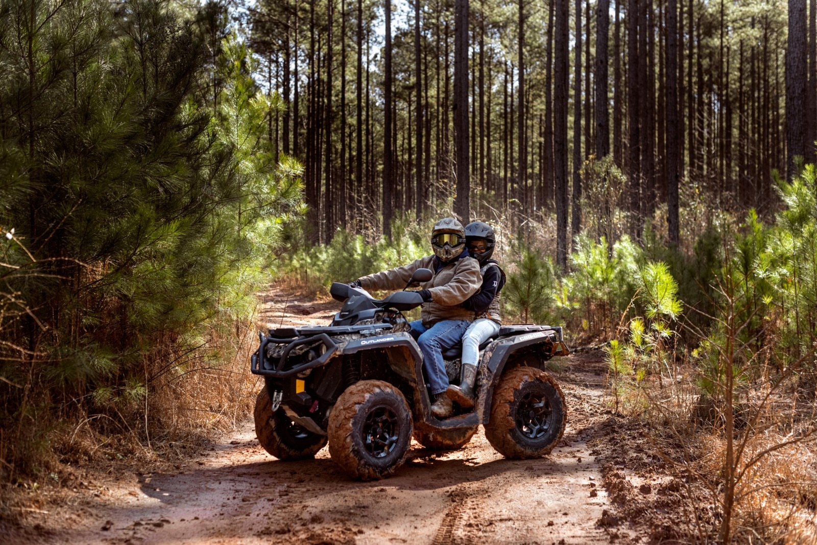 can-am outlander w lesie