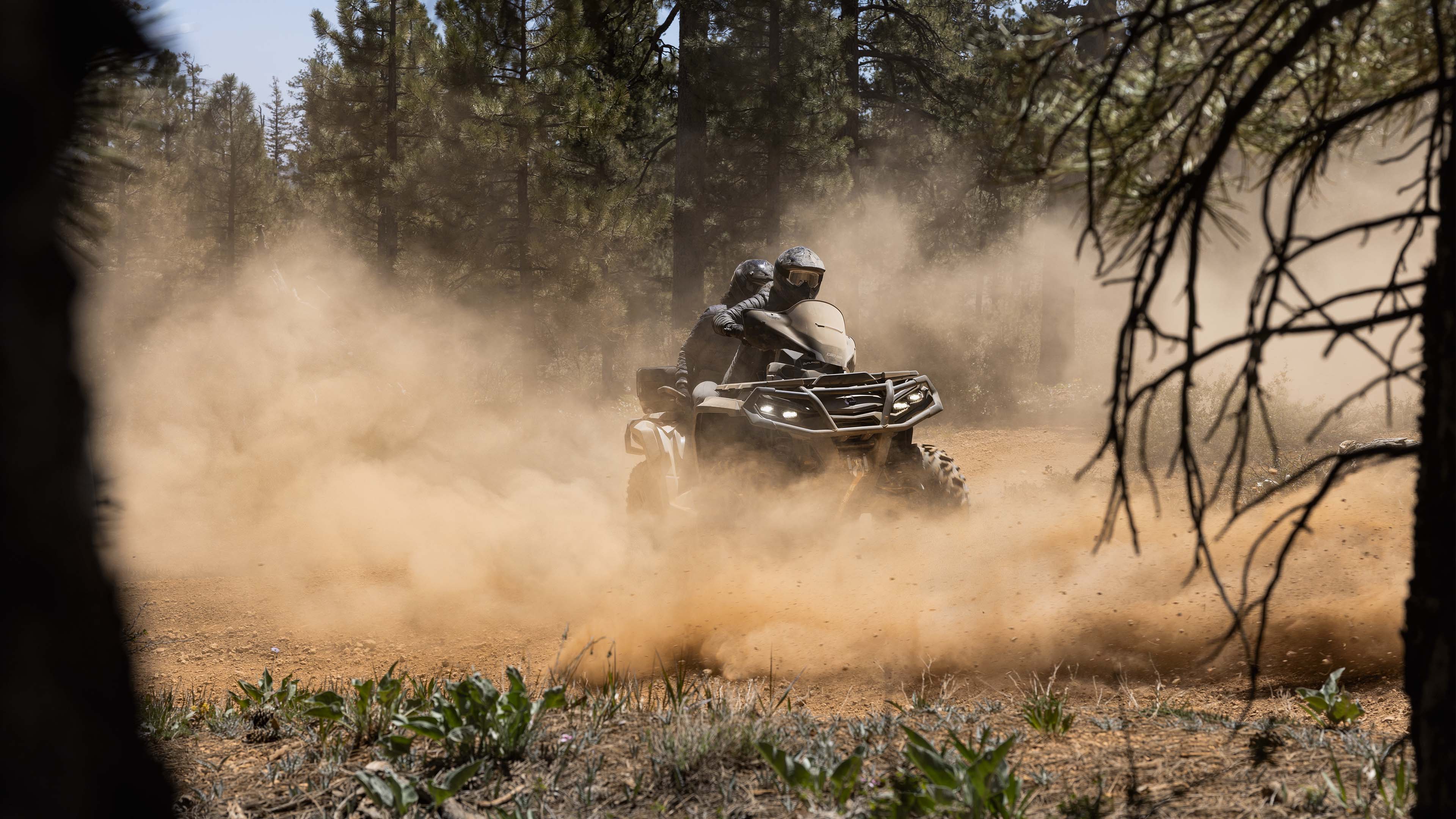 Outlander MAX XT 850 kicks up dust