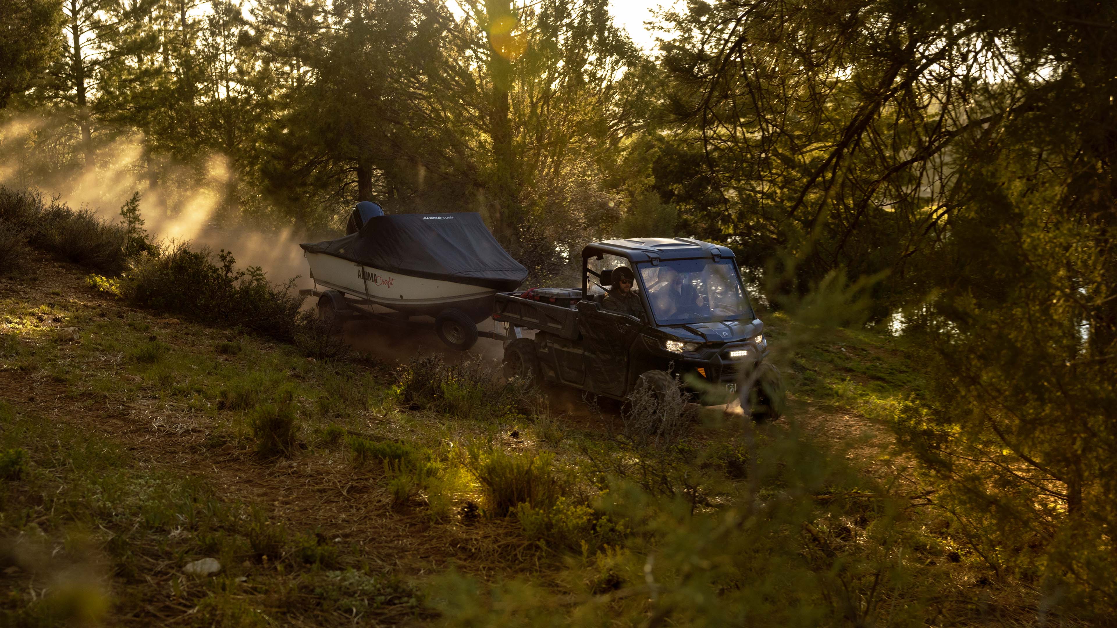 Tekenyi arkasında çeken Can-Am Defender PRO modeli