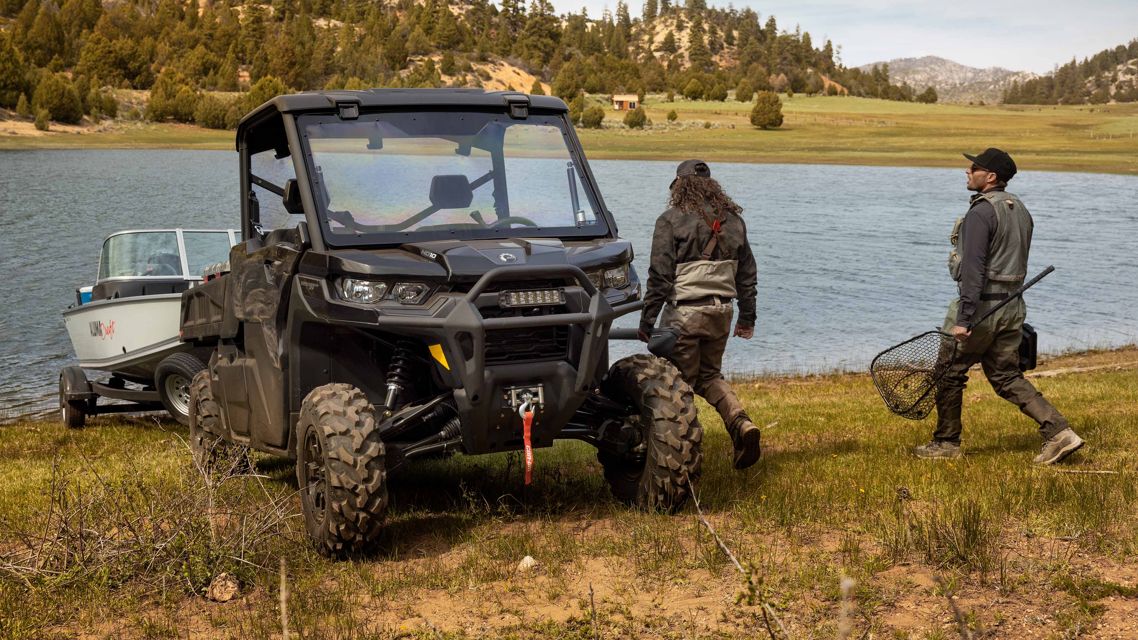 Can-Am Defender PRO XT HD10 à beira de um lago