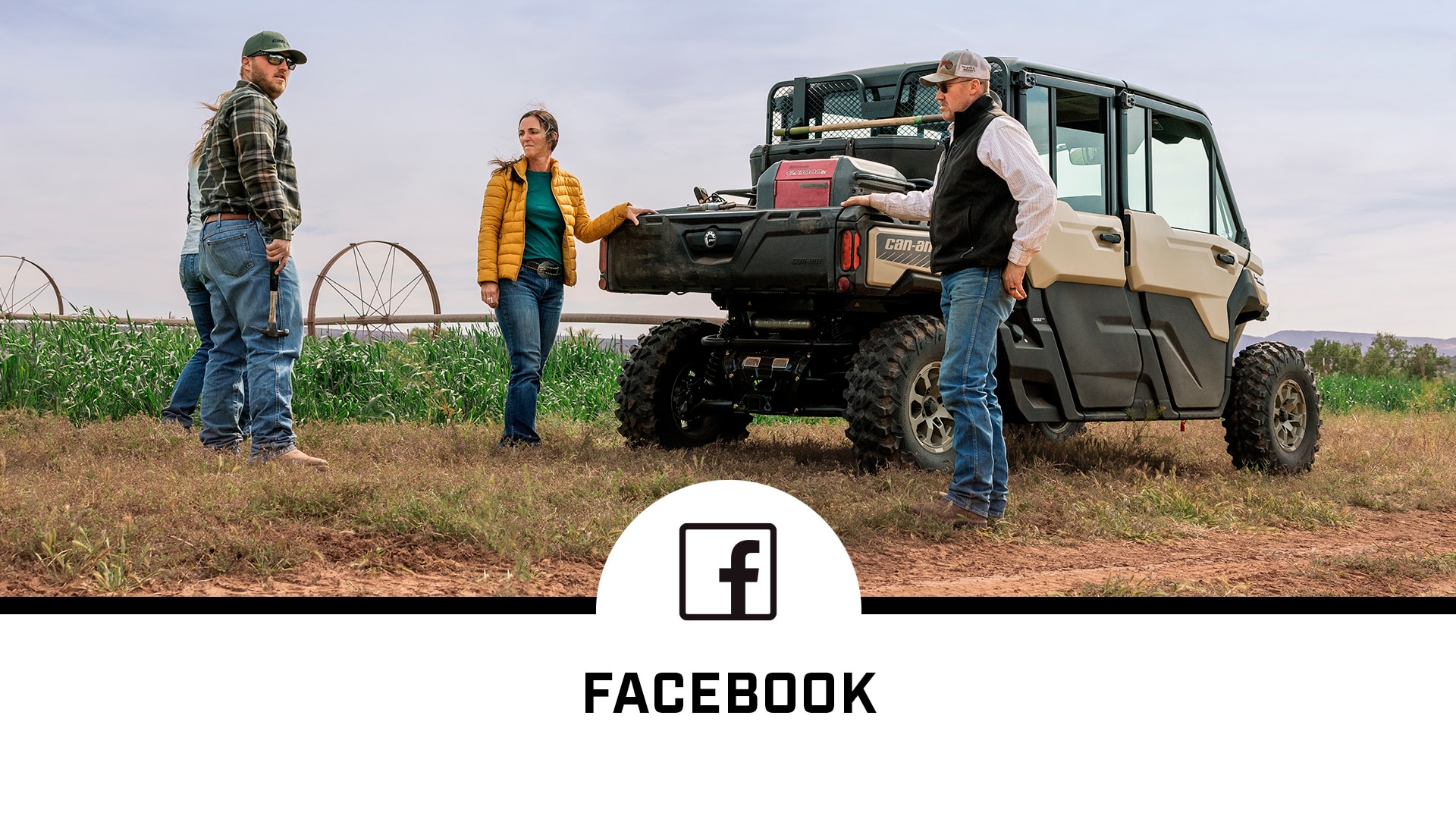 Ľudia postávajú okolo vozidla Can-Am Defender MAX a Facebook logo