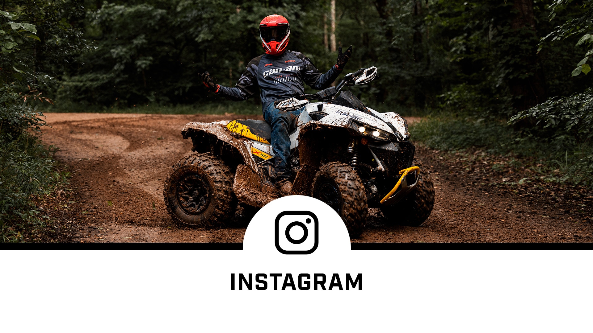 Muž sedí na Can-Am Renegade X xc 1000R a Instagramové logo