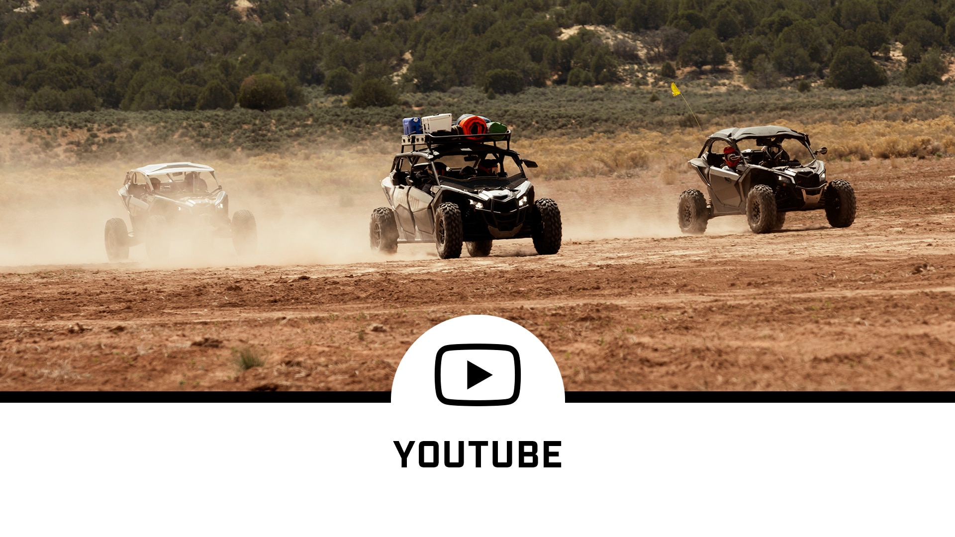 Tri vozidlá Can-Am na prašnej ceste a YouTube logo