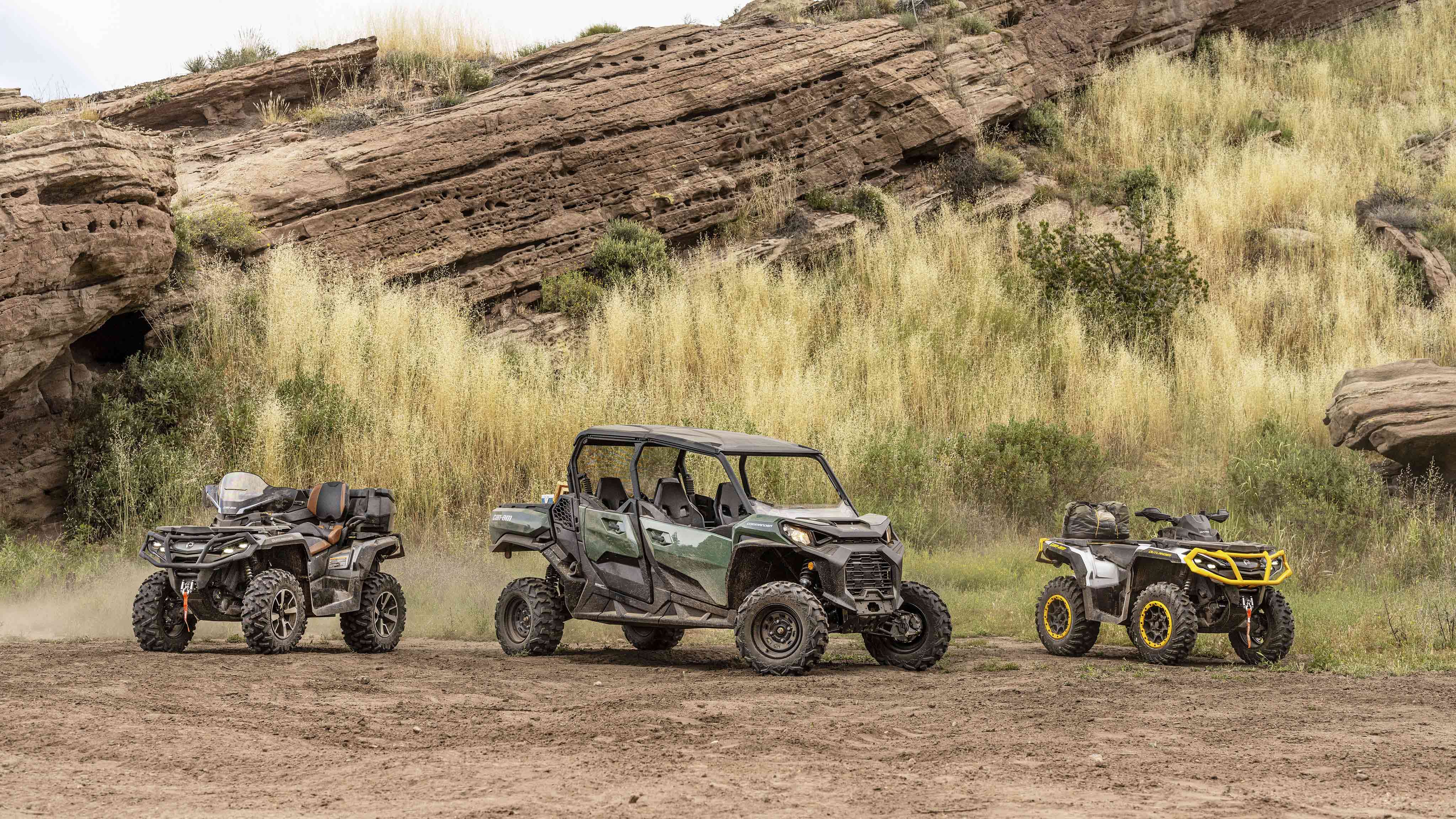 Tri rôzne vozidlá Can-Am Off-Road zaparkované na prašnej ceste