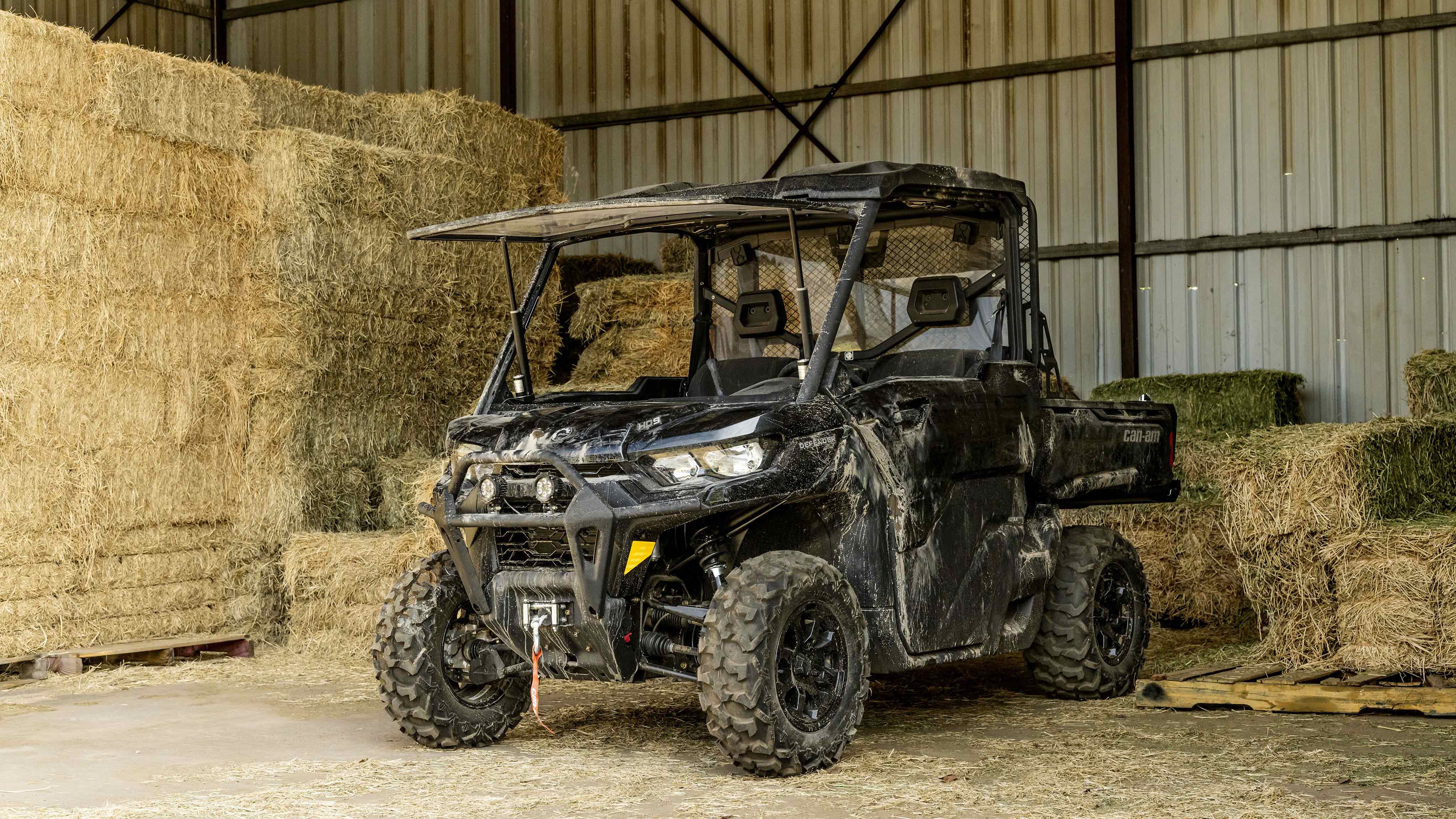 Ένα Can-Am Defender SxS σταθμευμένο σε έναν αχυρώνα