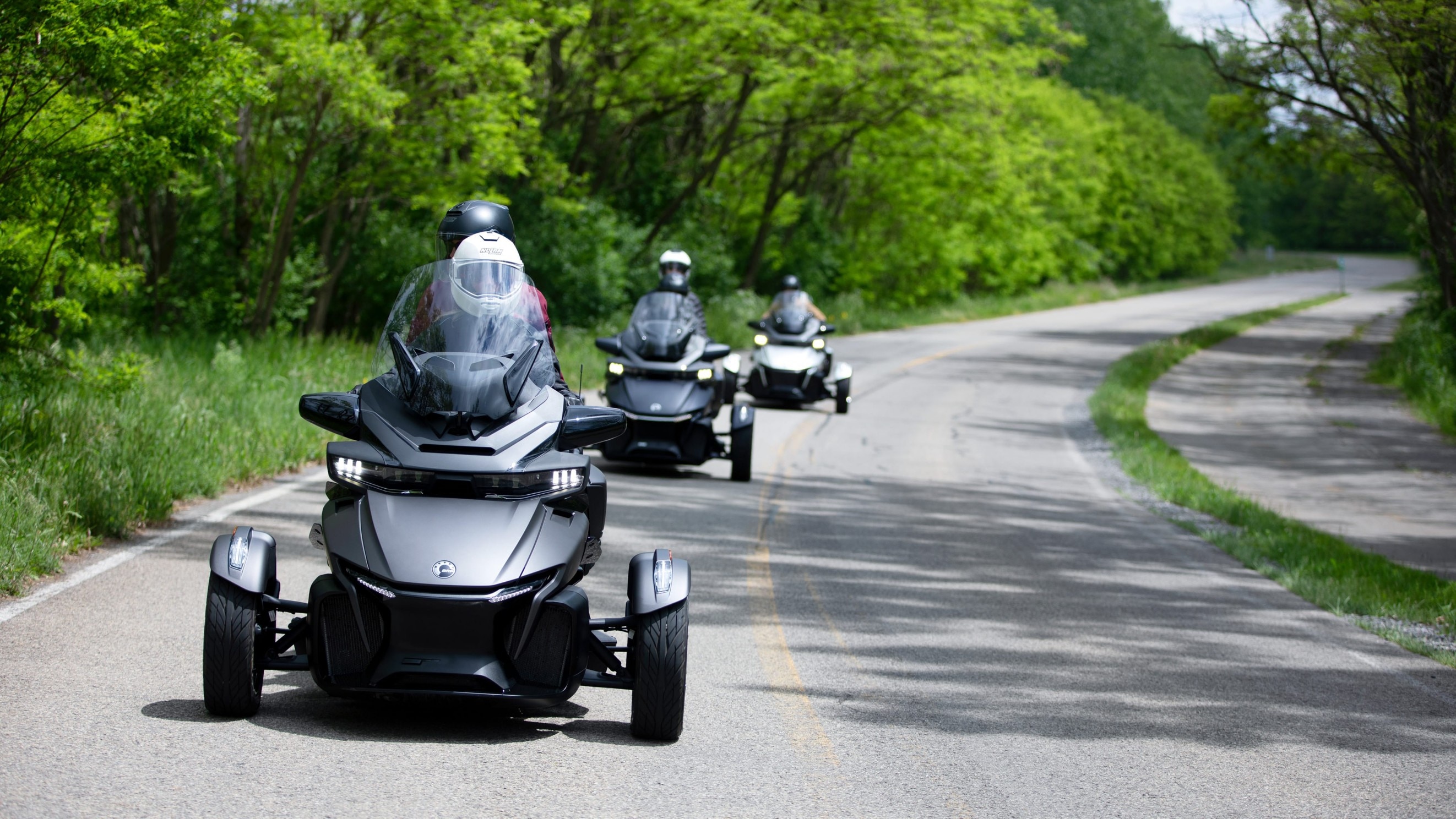 Femme conduisant un Can-Am Ryker sur la route