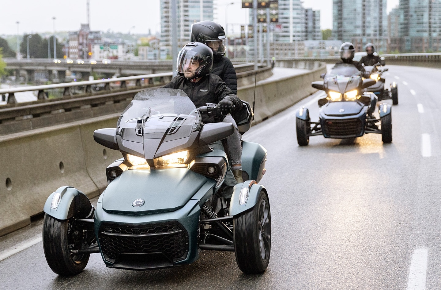 Femme conduisant un Can-Am Ryker sur la route