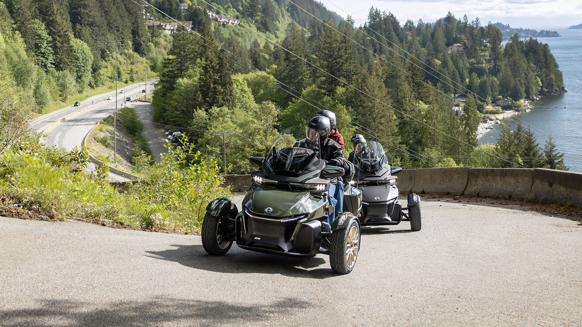 Can-Am Spyder RT 2023 sur une route sinueuse