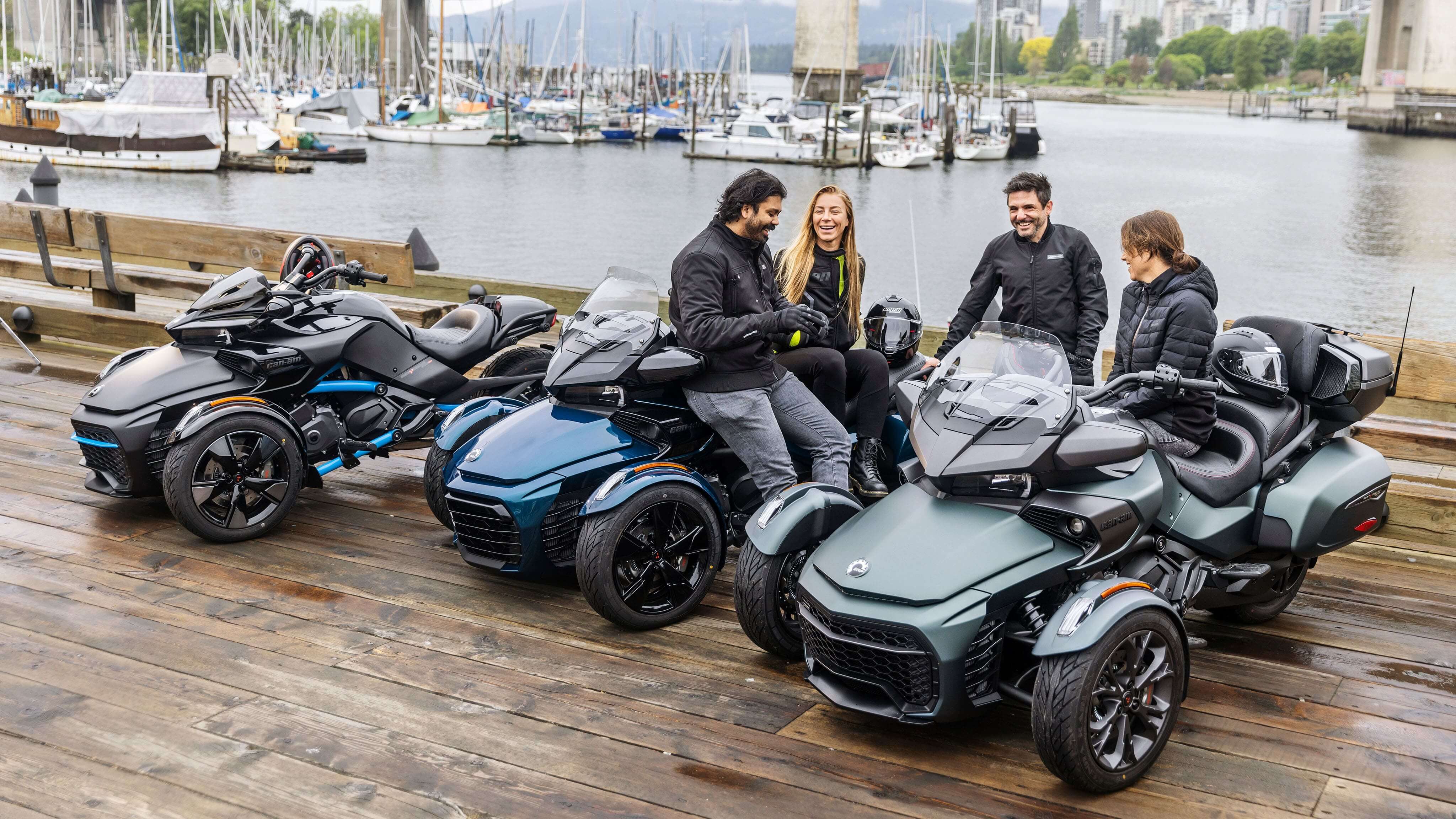 Couple à côté d’un trois-roues Can-Am Spyder RT