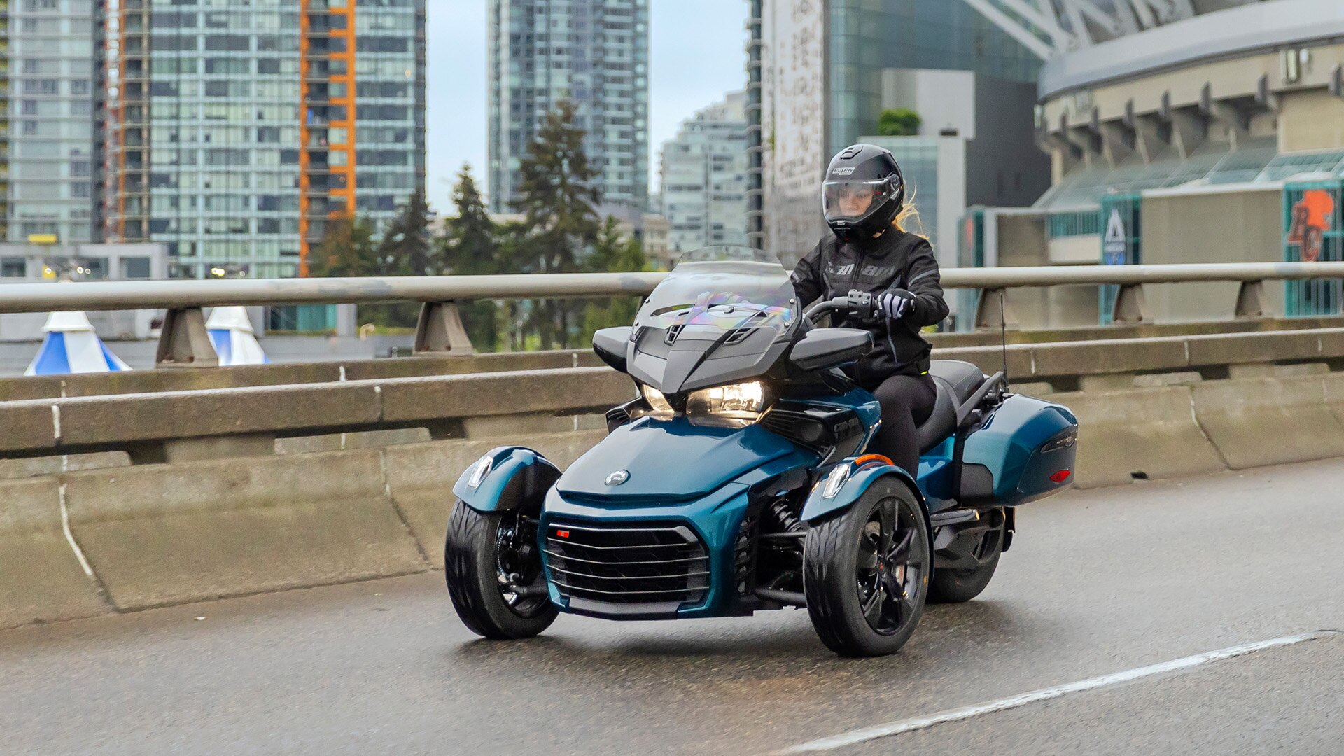 Trójkołowiec Can-Am Spyder podczas jazdy