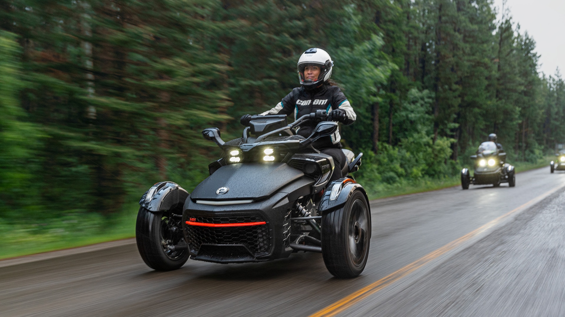 Žena ide na Can-Am Spyder F3 a za ňou sú ďalší dvaja jazdci