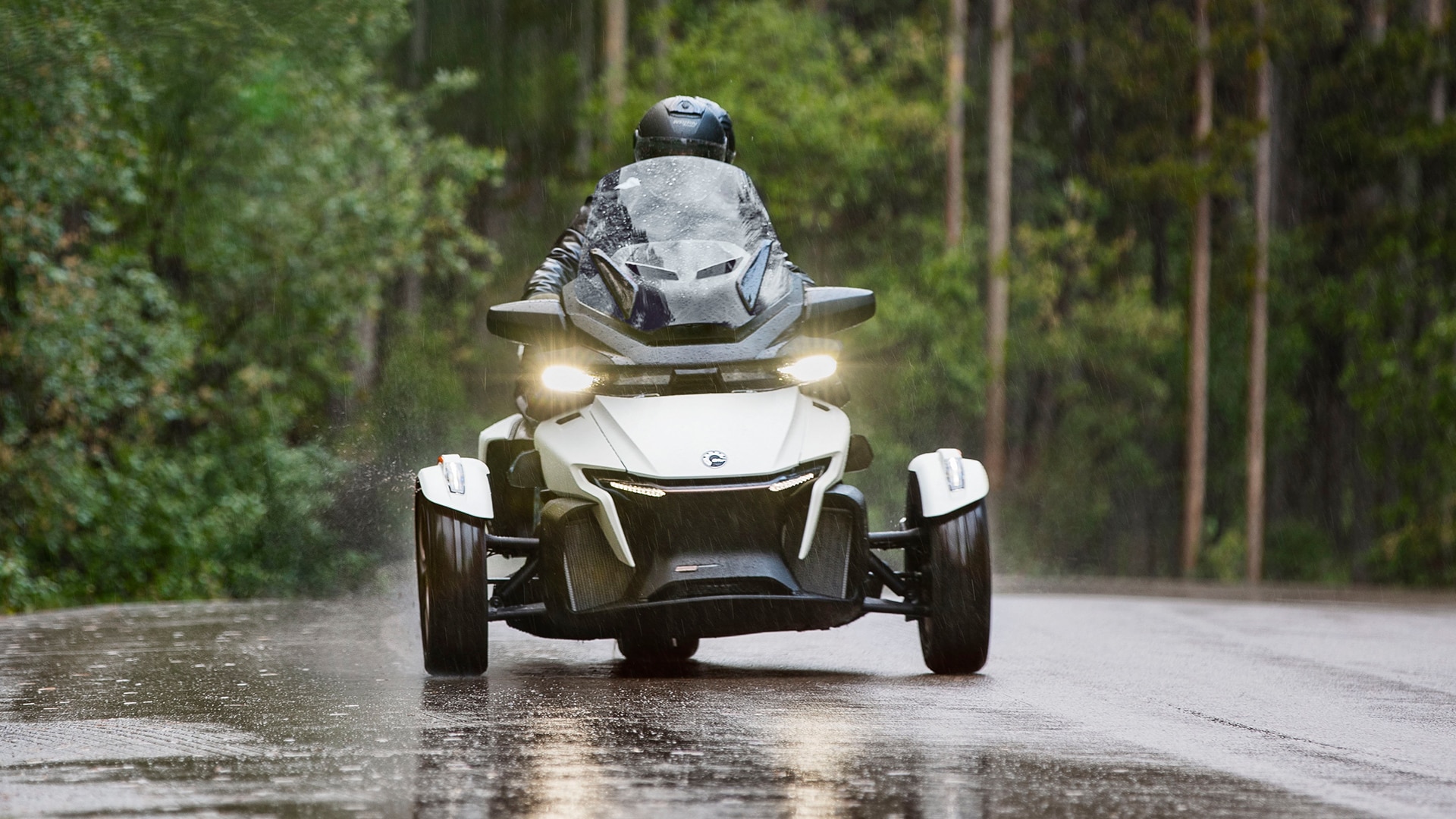 Can-Am Spyder RT yağmur altında sürüş