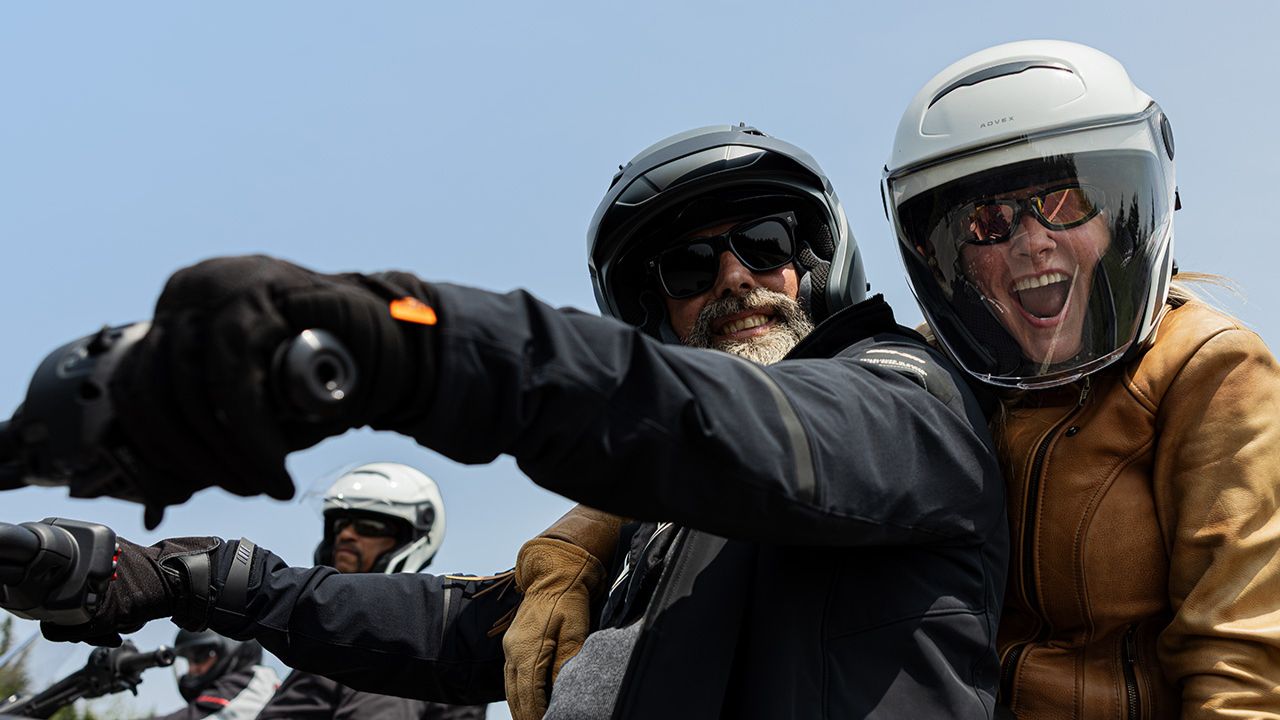 Dvaja jazdci vyrážajú na jazdu na trojkolke Can-Am 2026 