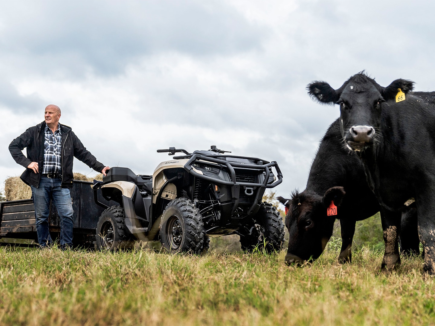 Kolesar Can-Am, naslonjen na štirikolesnik Outlander