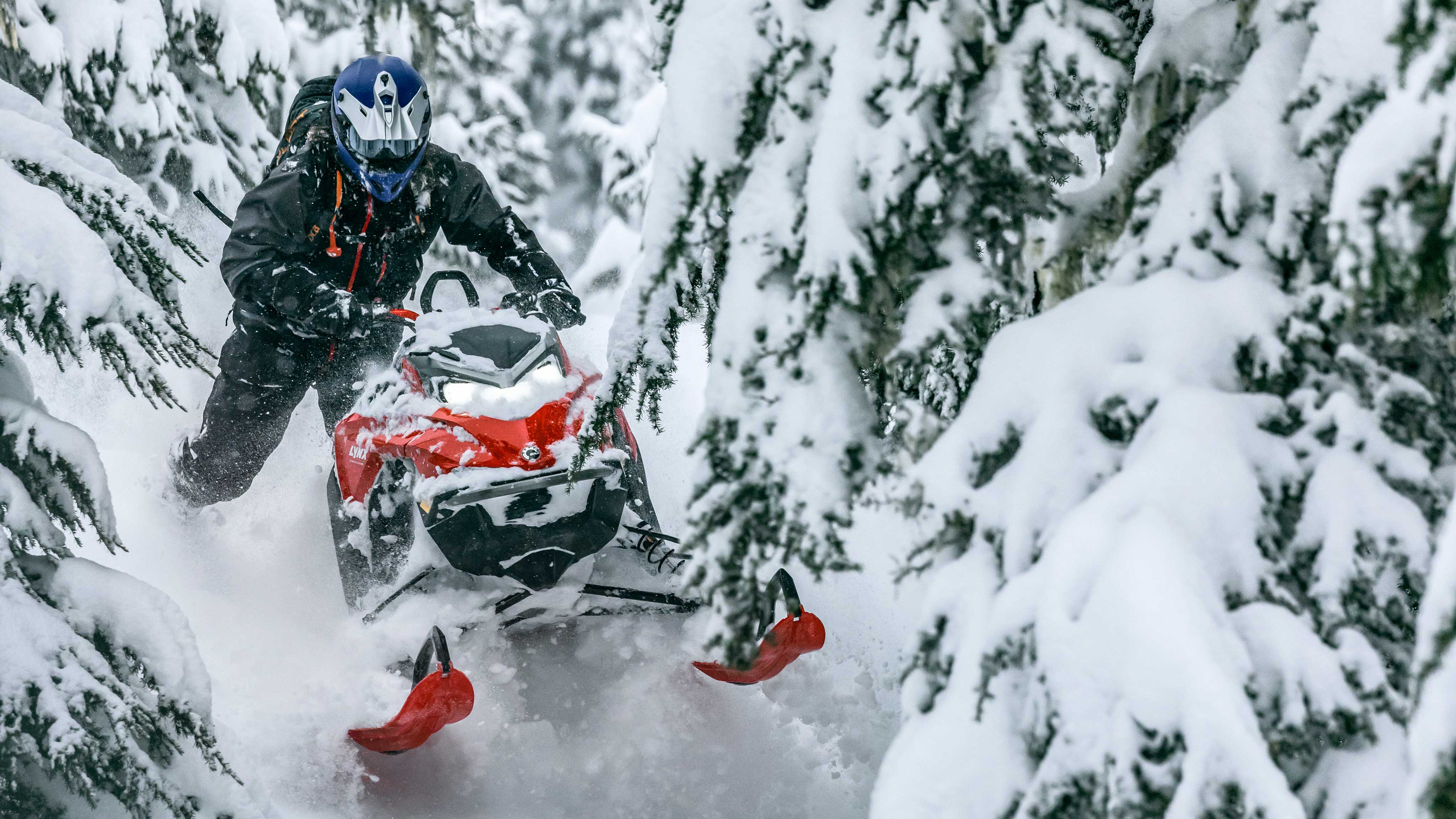 L'homme conduit une motoneige Lynx