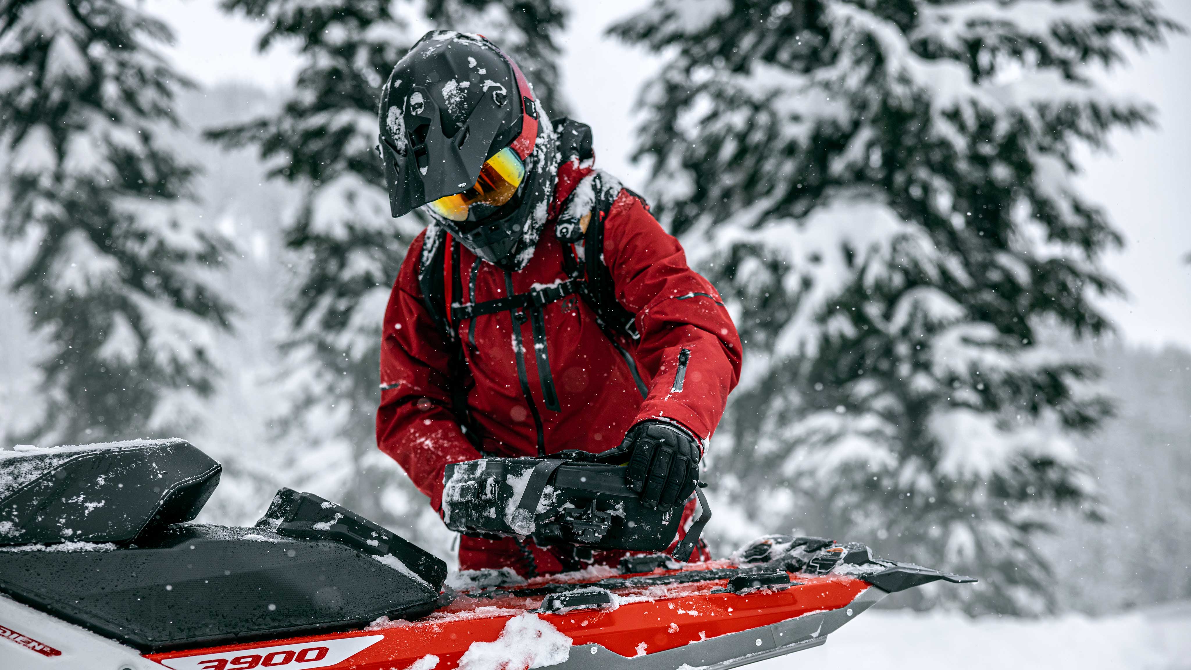 Motorne Sanjke - LinQ tunnel bag on their 2023 Lynx snowmobile