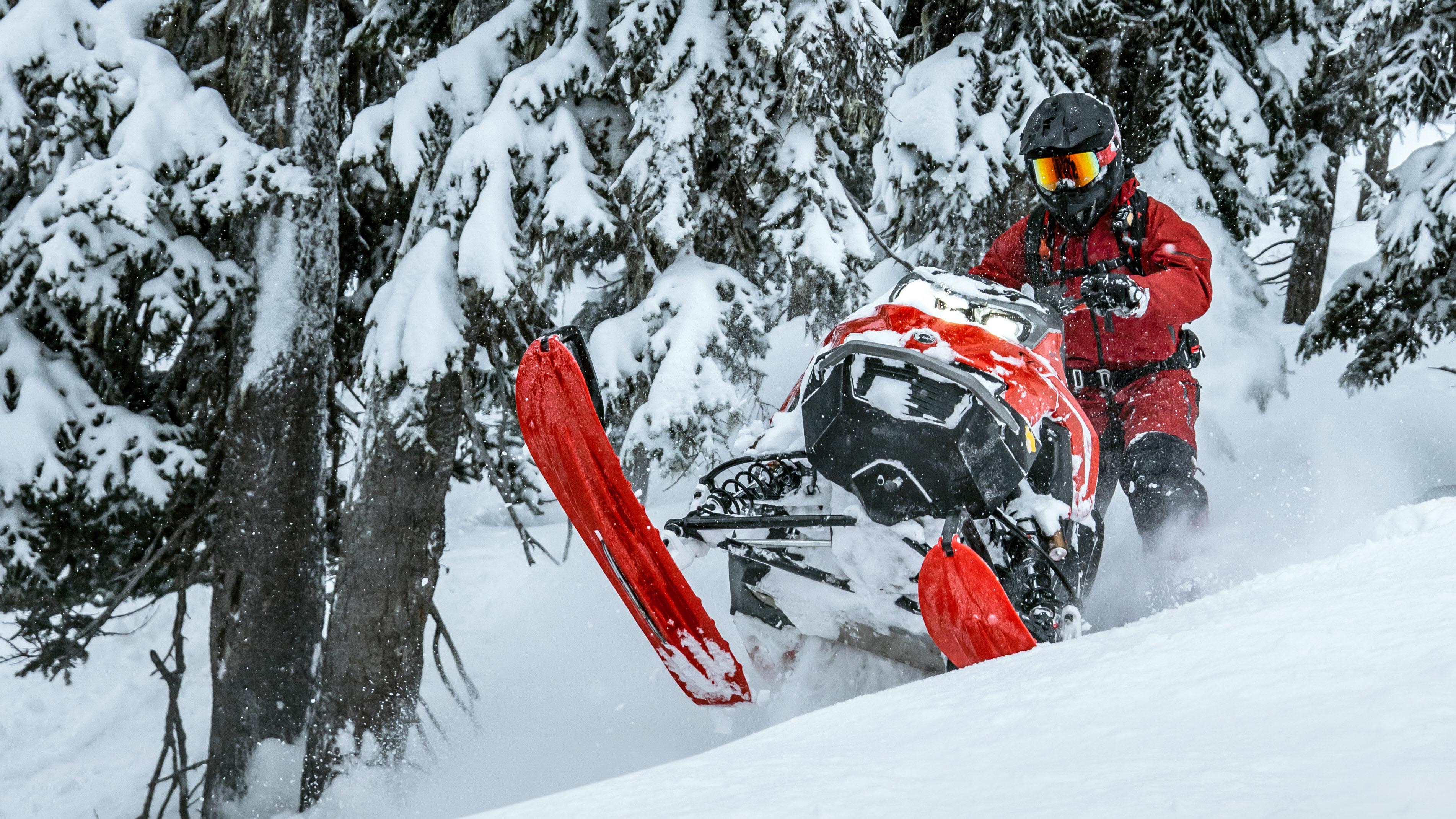 Возач на Ski-Doo моторни санки, кој ужива во длабочините на зимскиот снег со својата Lynx моторна санка