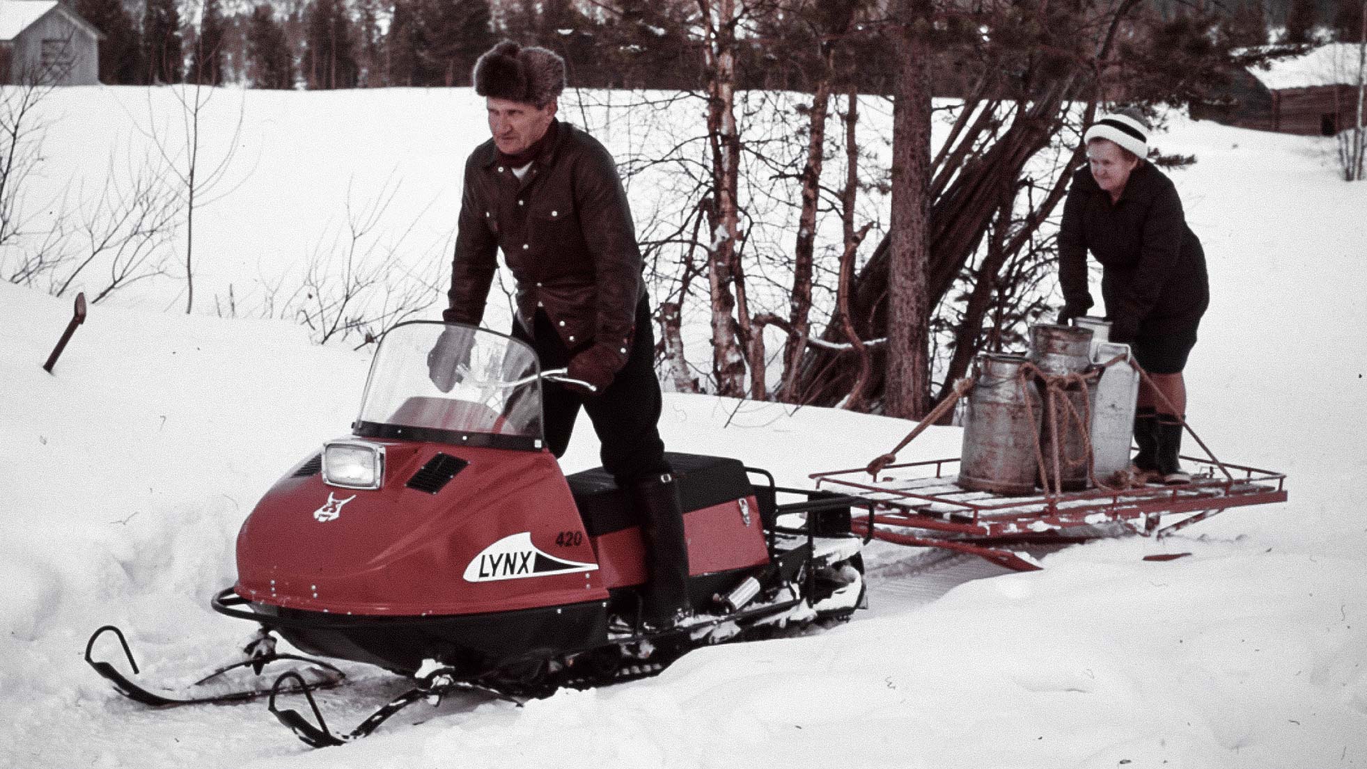 Pár ťahá sane na skútri Lynx 420 1974 