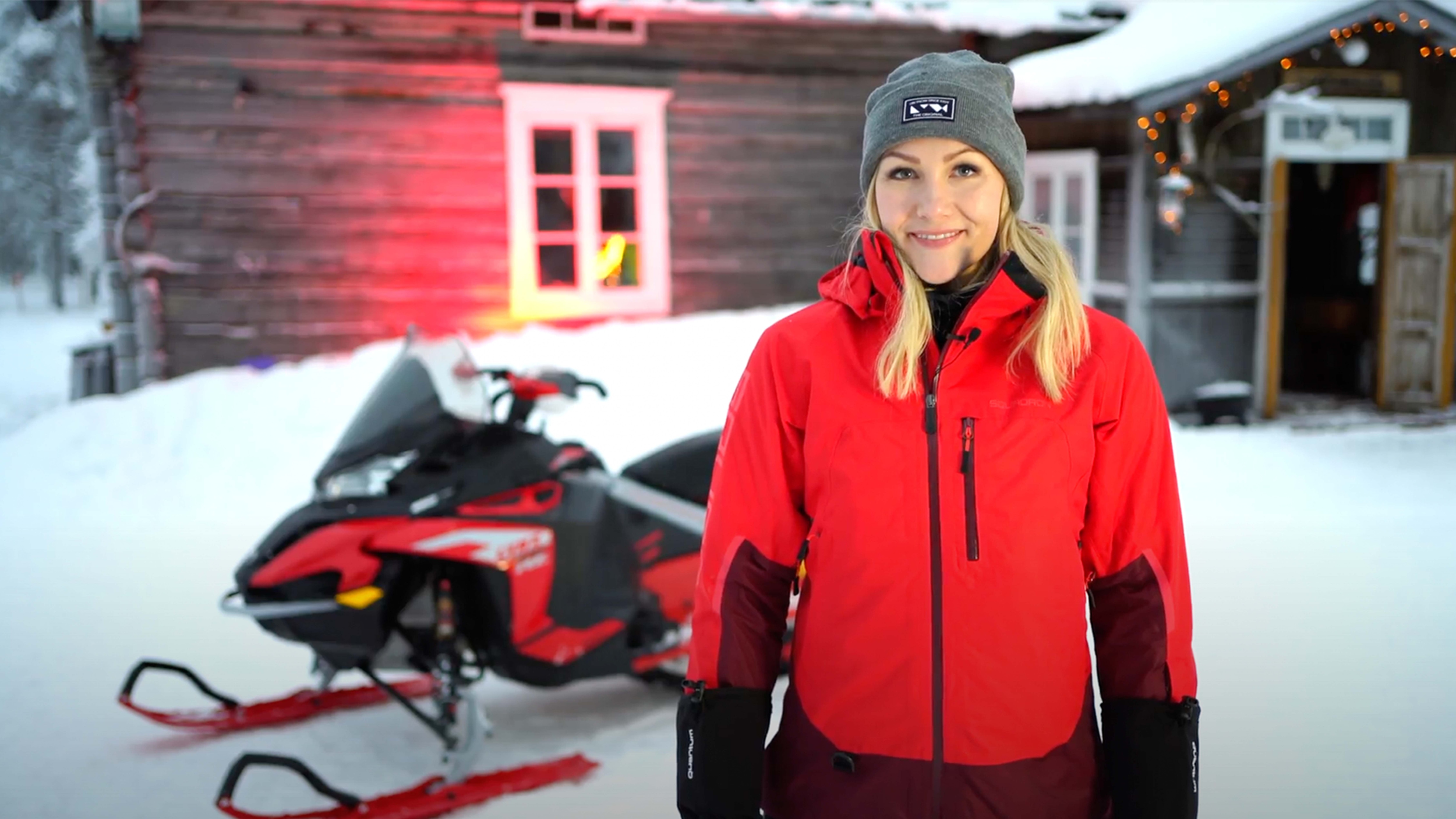 Emma Kimiläinen upravuje napätie reťaze na svojom snežnom skútri Lynx Rave RE 