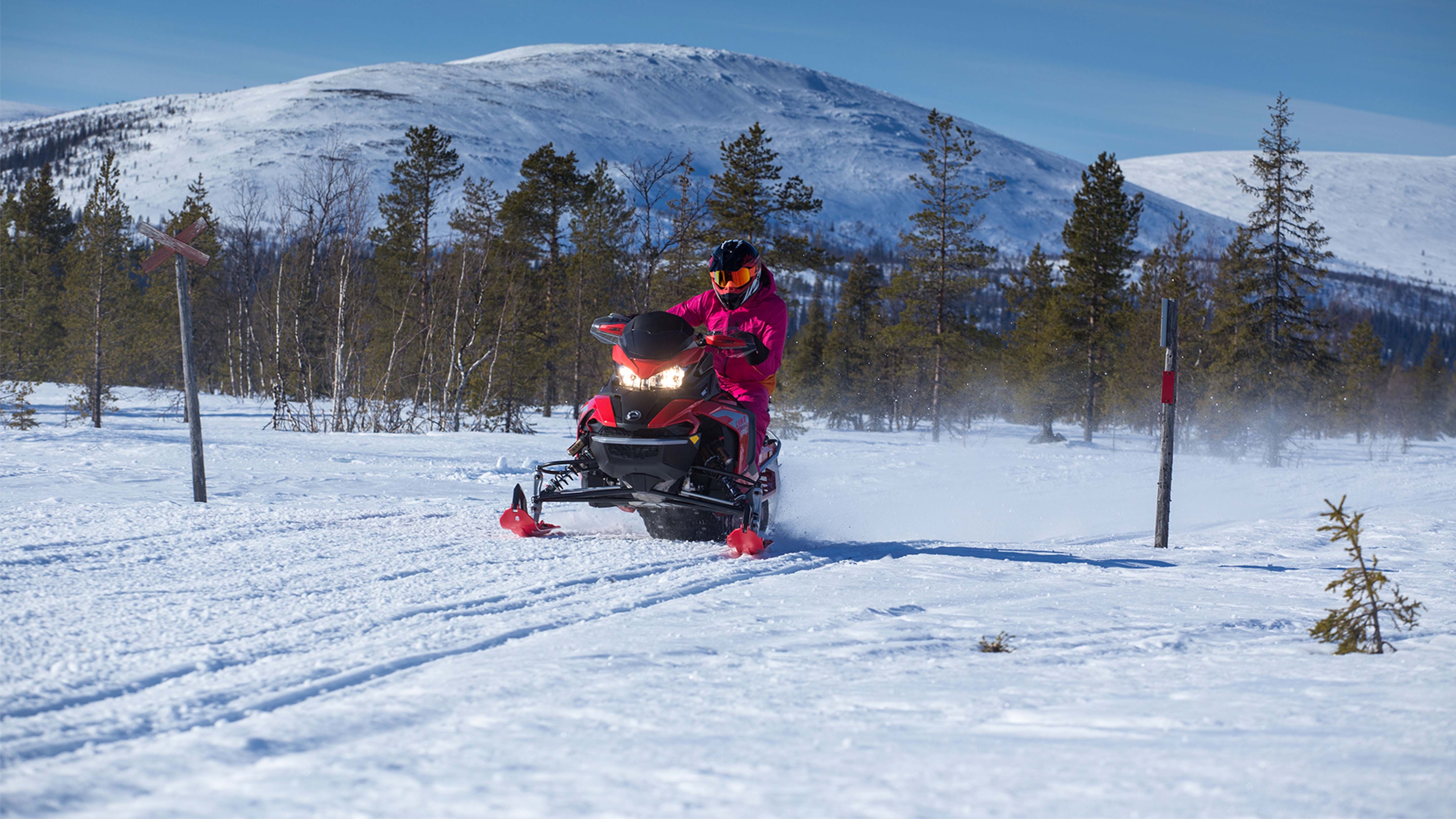 Snežný skúter Lynx Rave RE jazdí v horách v Laponsku vo Fínsku 