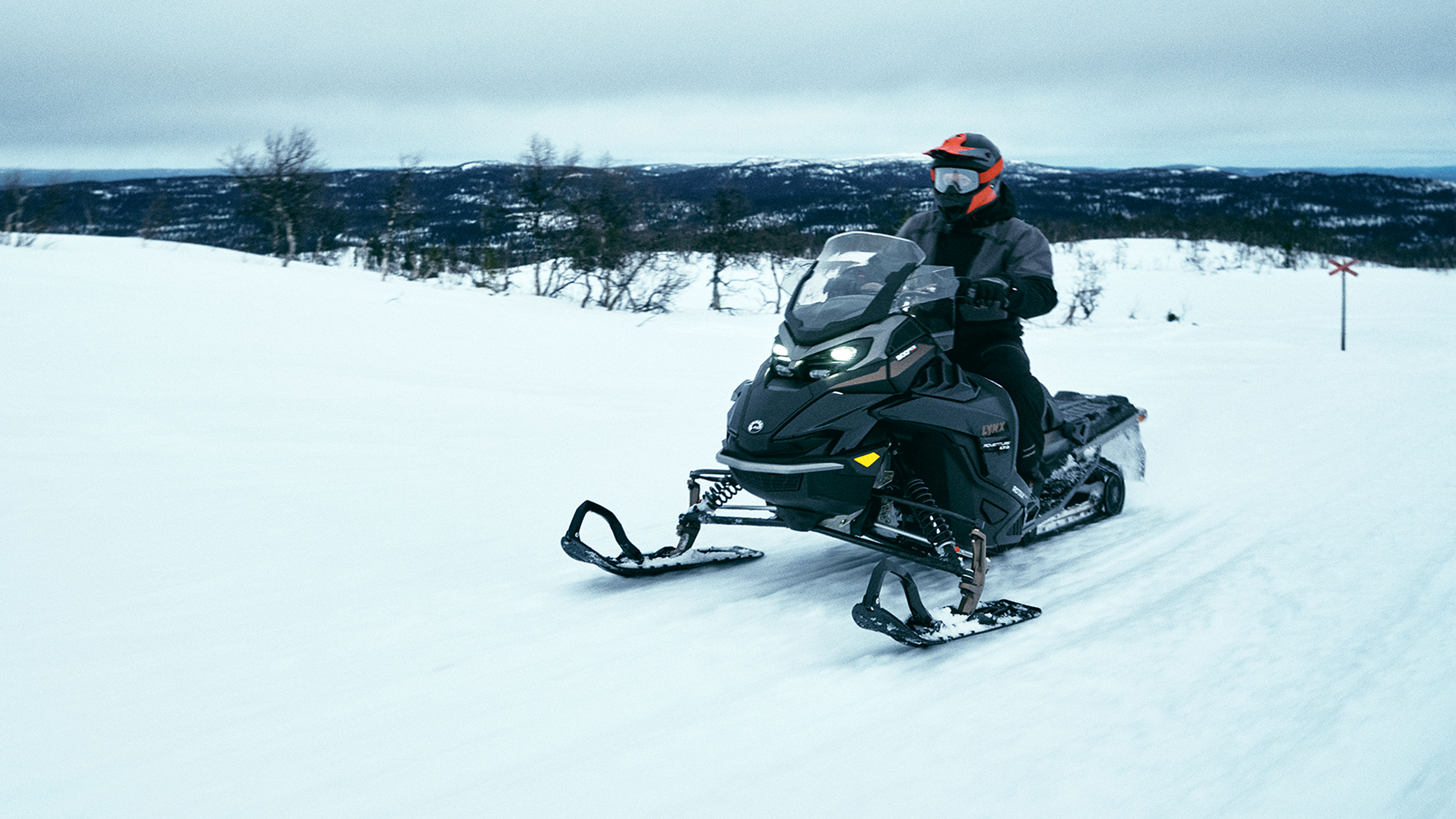 Skúter Lynx Adventure Limited 2025 jazdí po traili