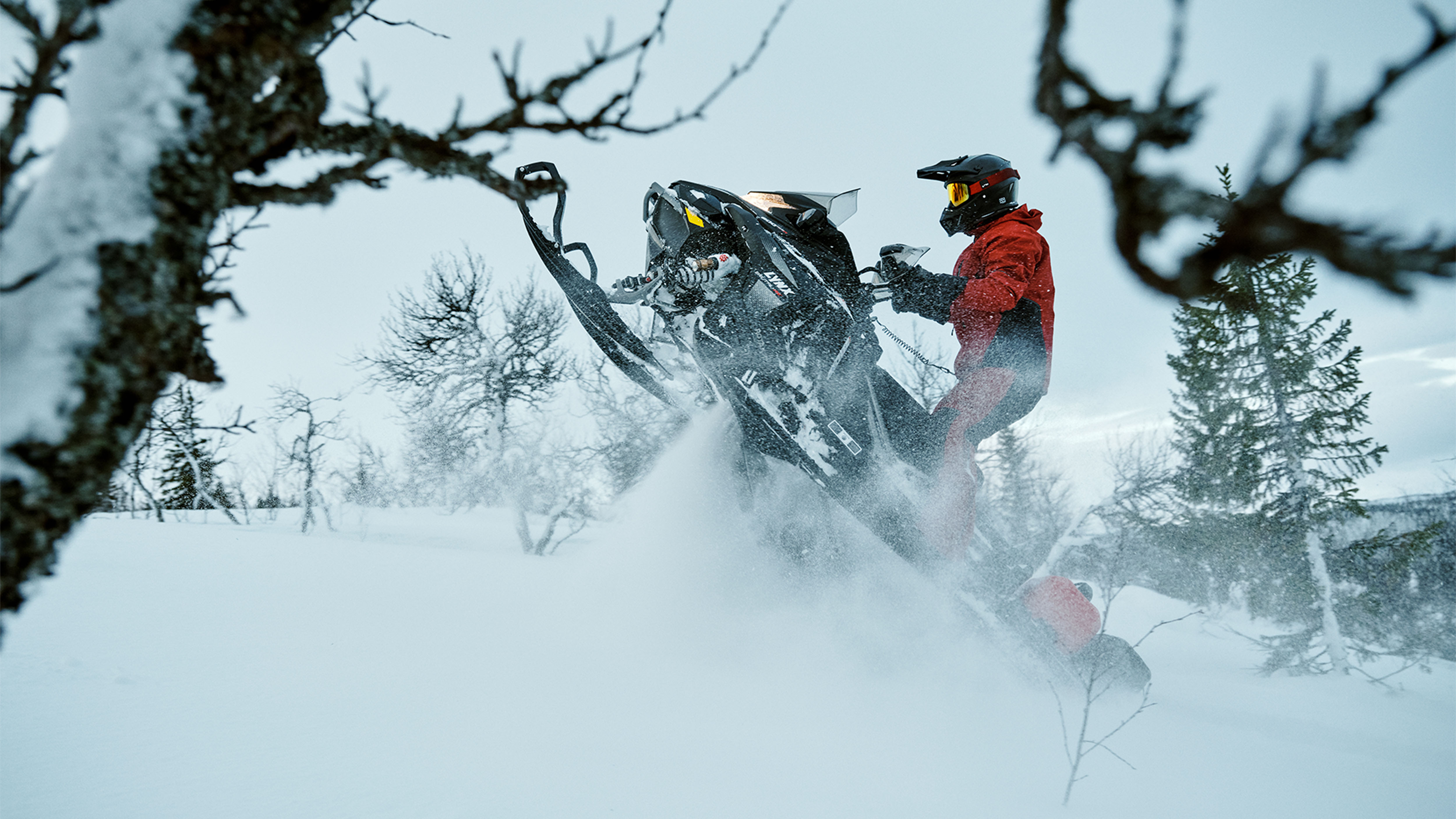 Snežný skúter Lynx Brutal RE 2025 robí wheelie hore kopcom