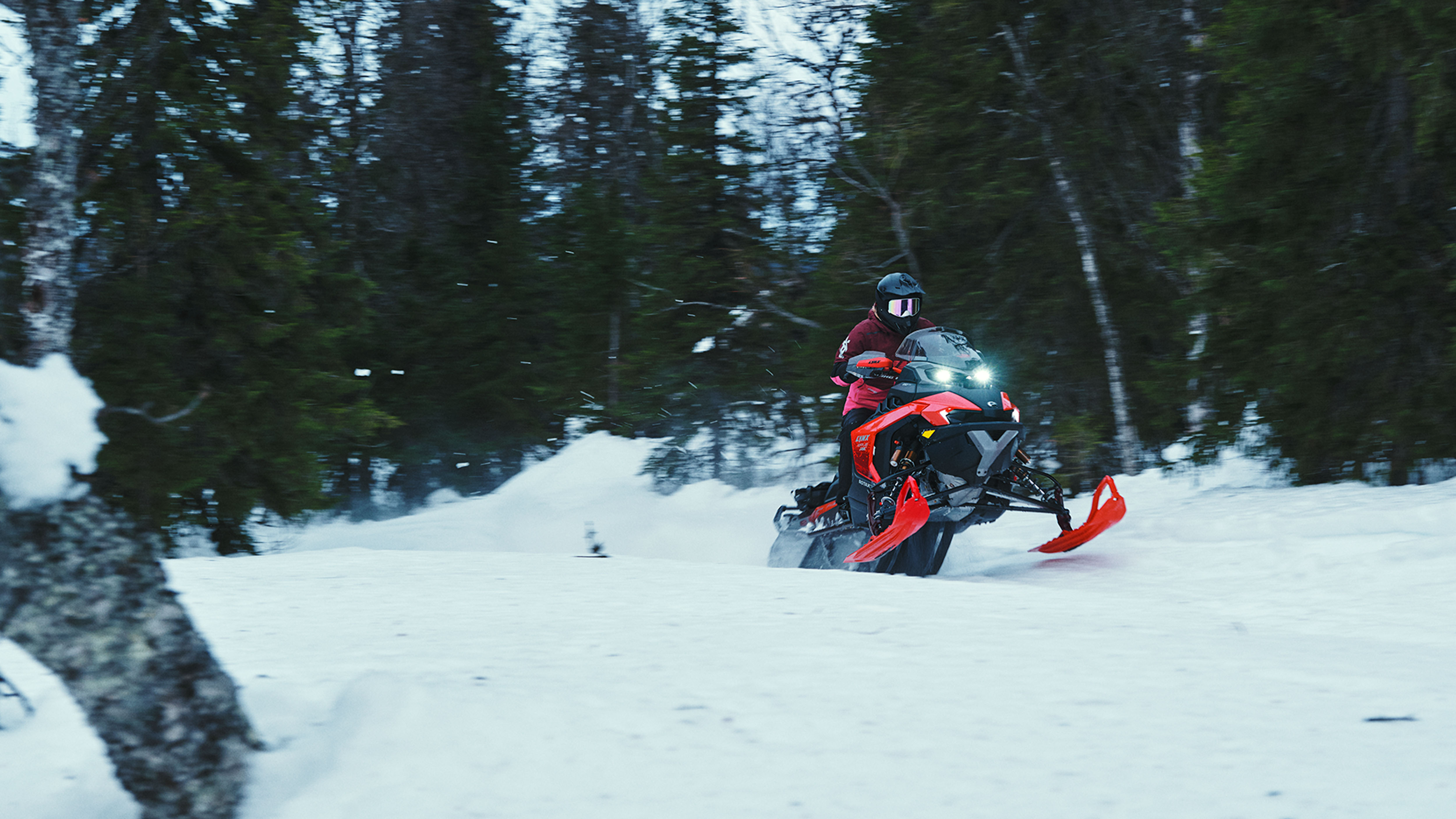 Snežný skúter Lynx Rave GLS 2025 jazdí rýchlo na traili