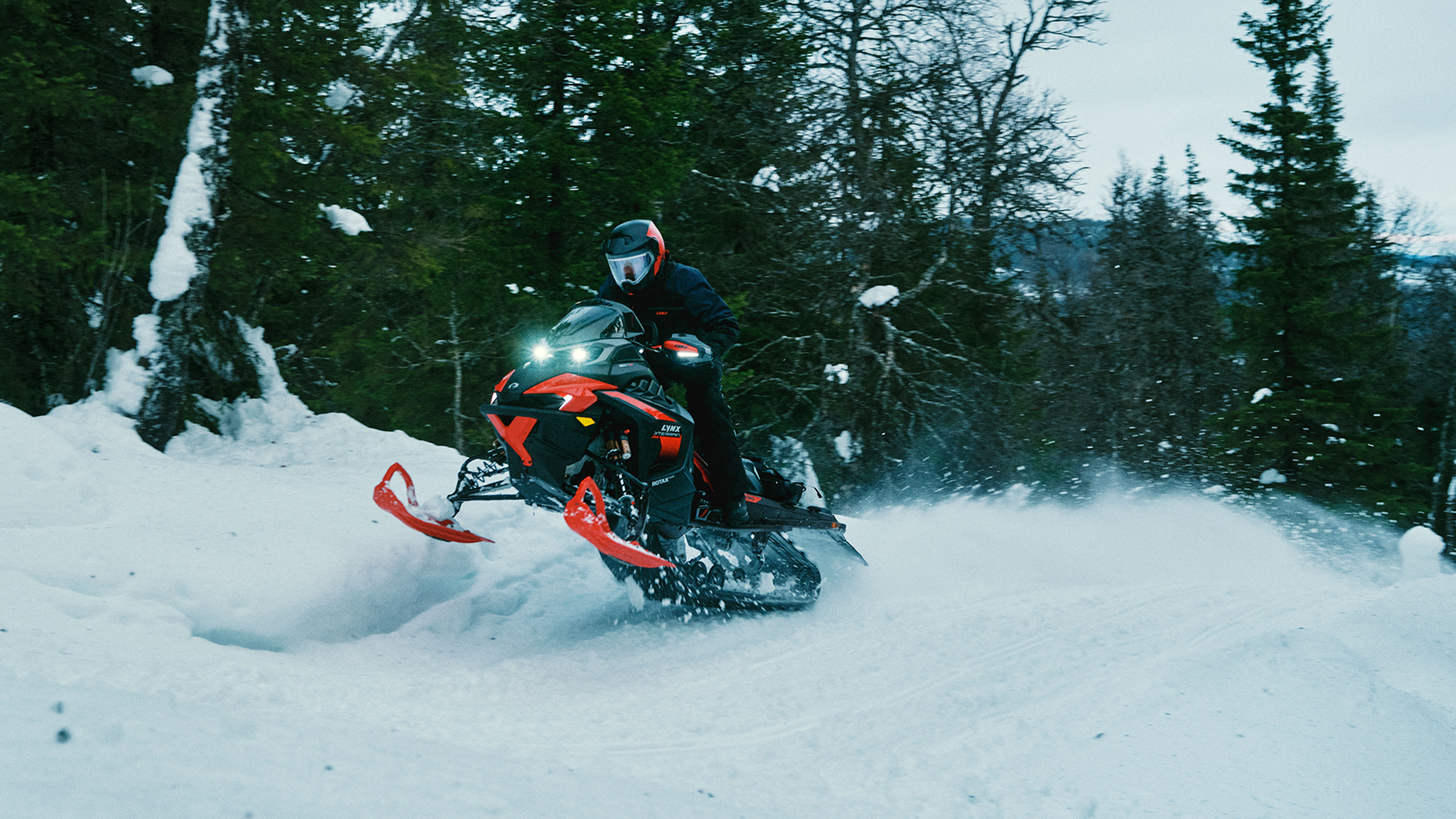 Lynx Xterrain RE 850 E-TEC Turbo R 2025 jazdí rýchlo po hrboľatom teréne