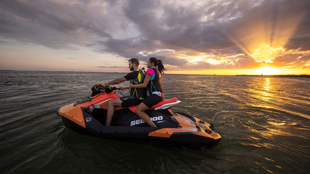 Casal navegando no Sea-Doo Spark