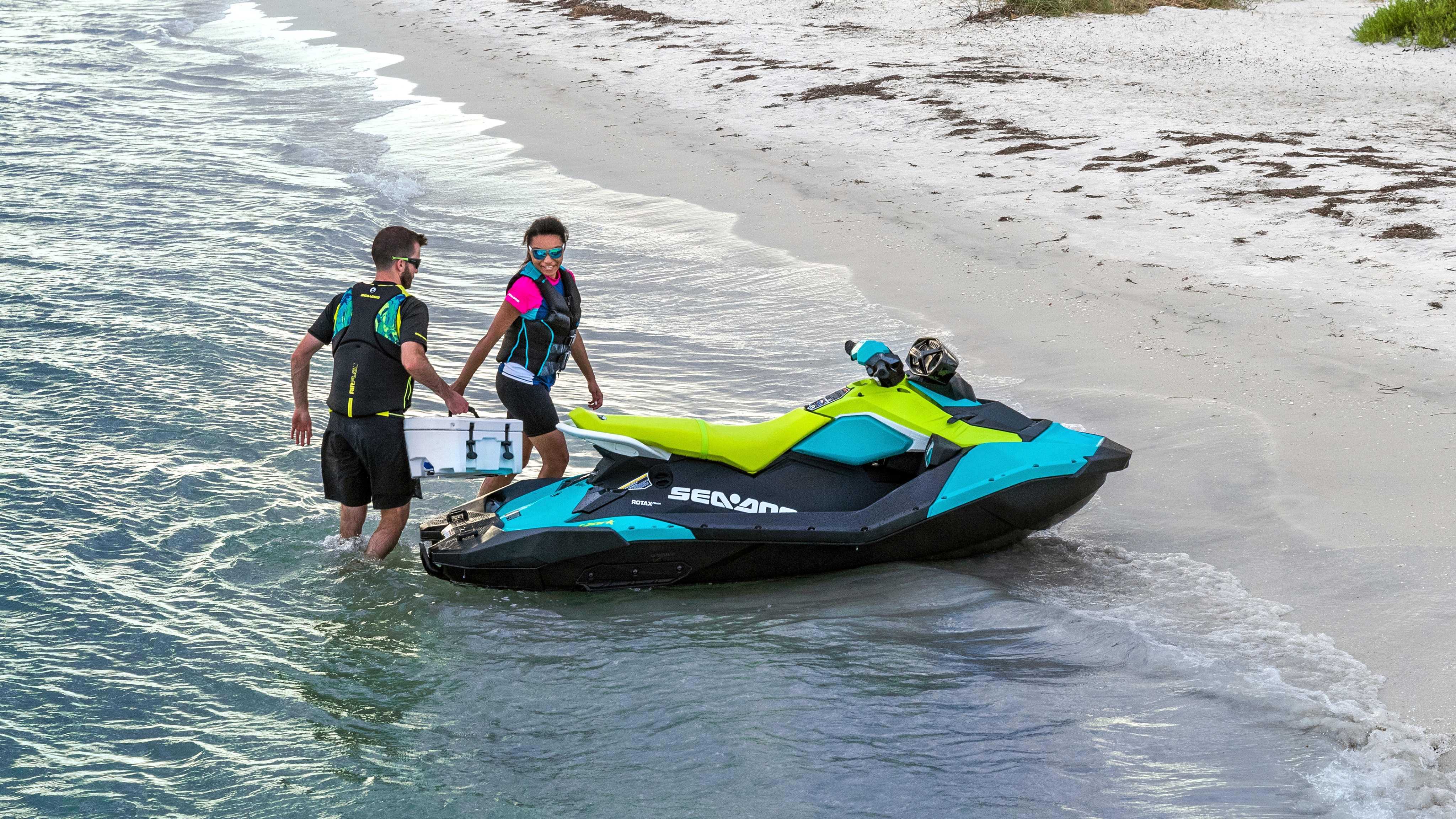 Пар кој ужива на својот Sea-Doo Spark скутер на плажа