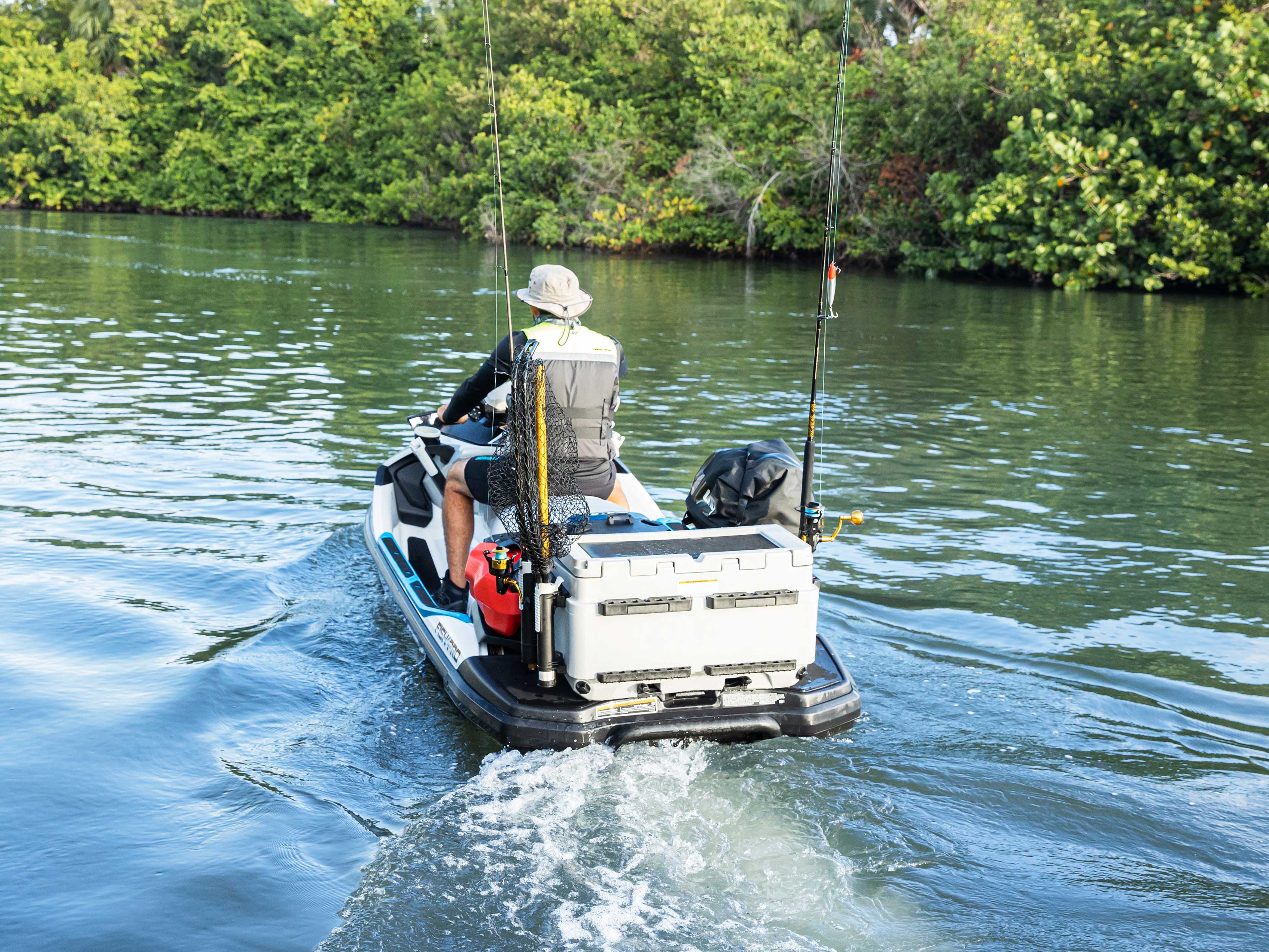 Muž na svojom Sea-Doo FishPro