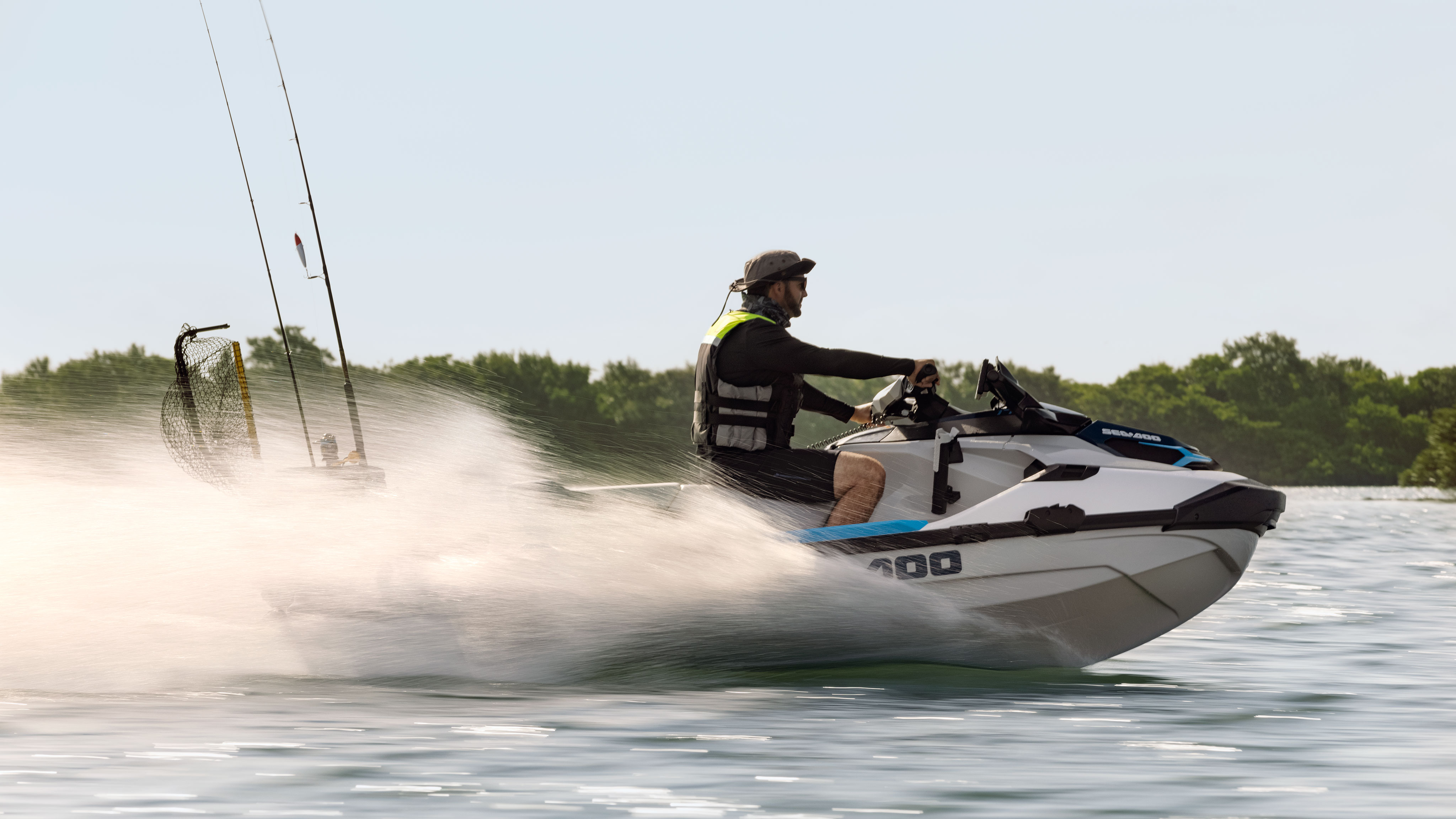 Muž ide rýchlo na svojom  Sea-Doo Fish Pro Sport