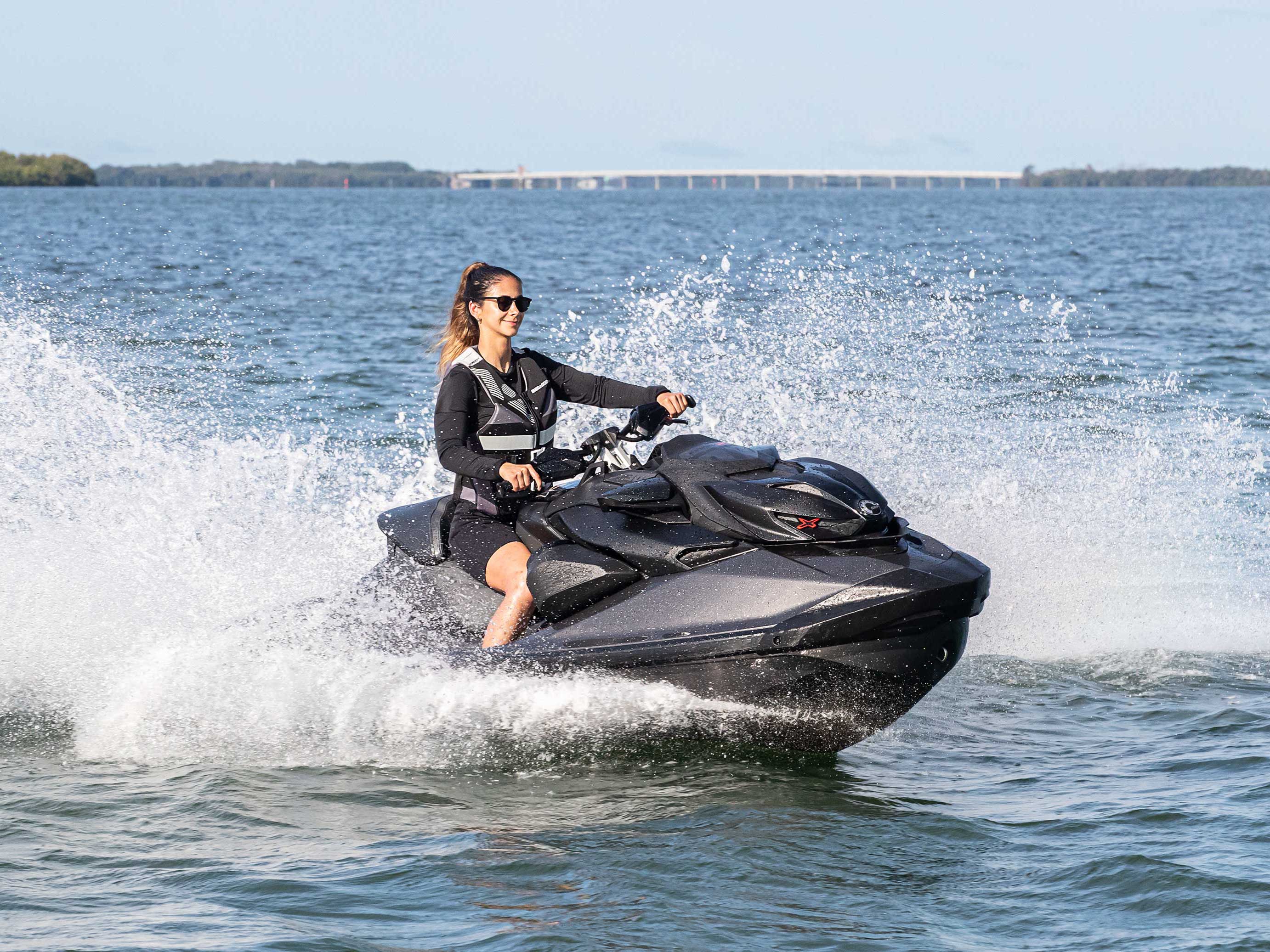 Žena na jej Sea-Doo RXP-X