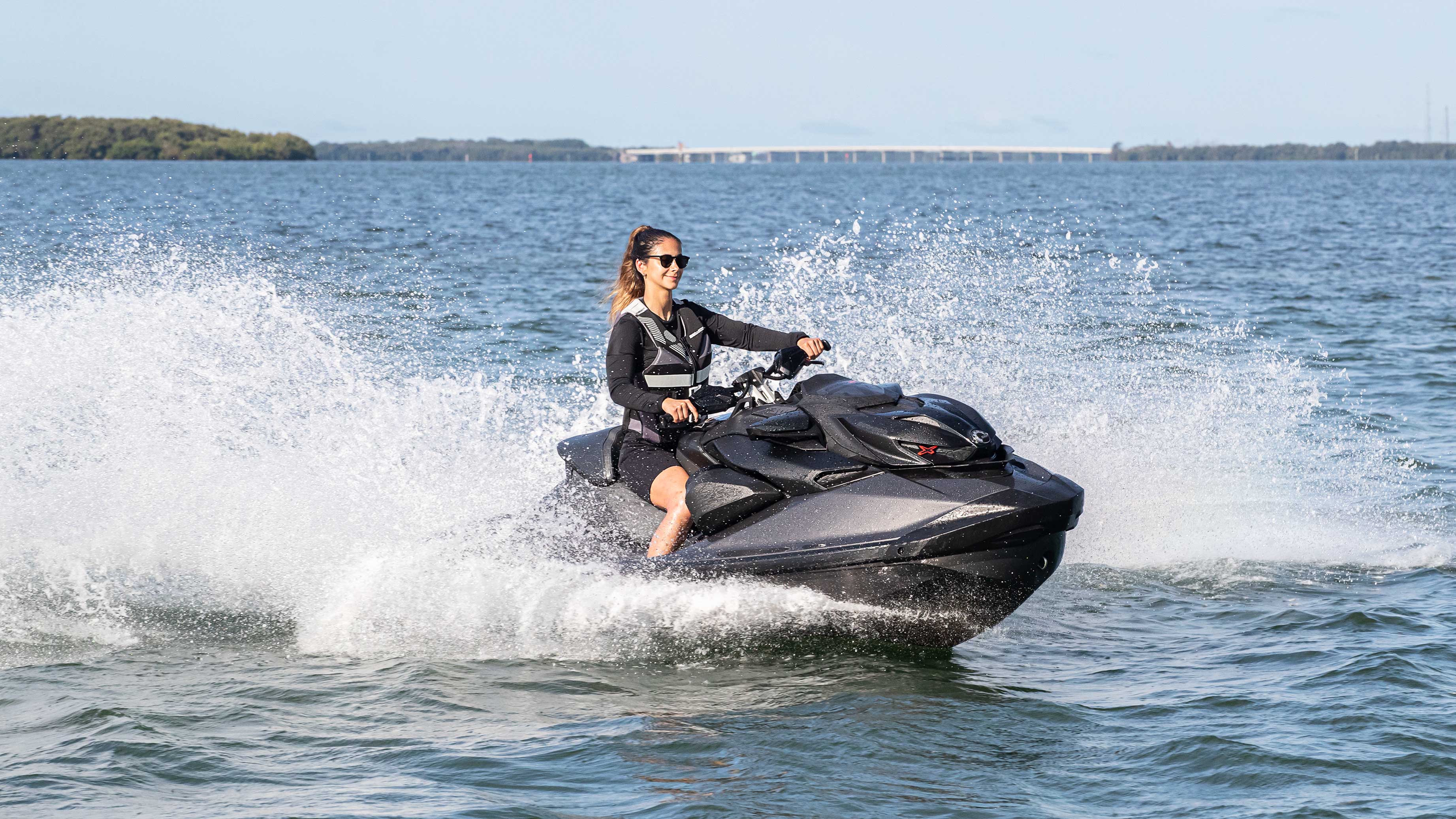 Žena jazdí na svojom Sea-Doo RXP-X