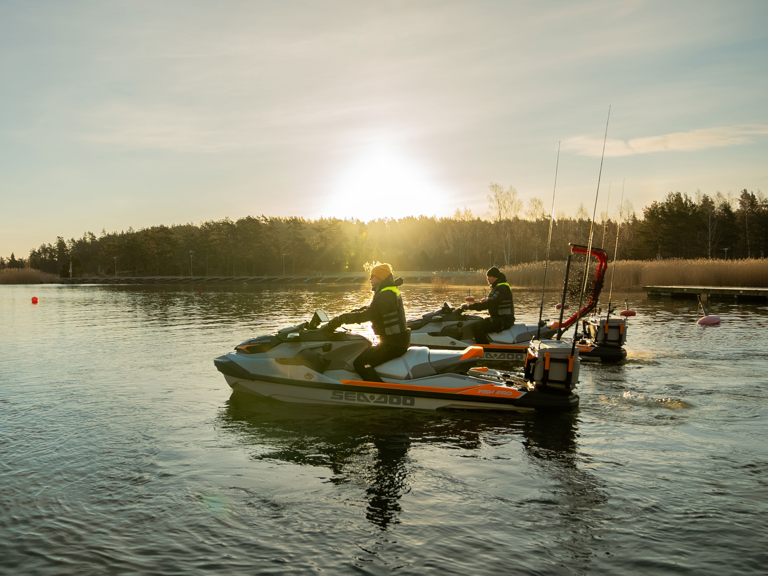 Matilda so svojim priateľom jazdia na Sea-Doo PWC počas západu slnka na jazere Vänern vo Švédsku