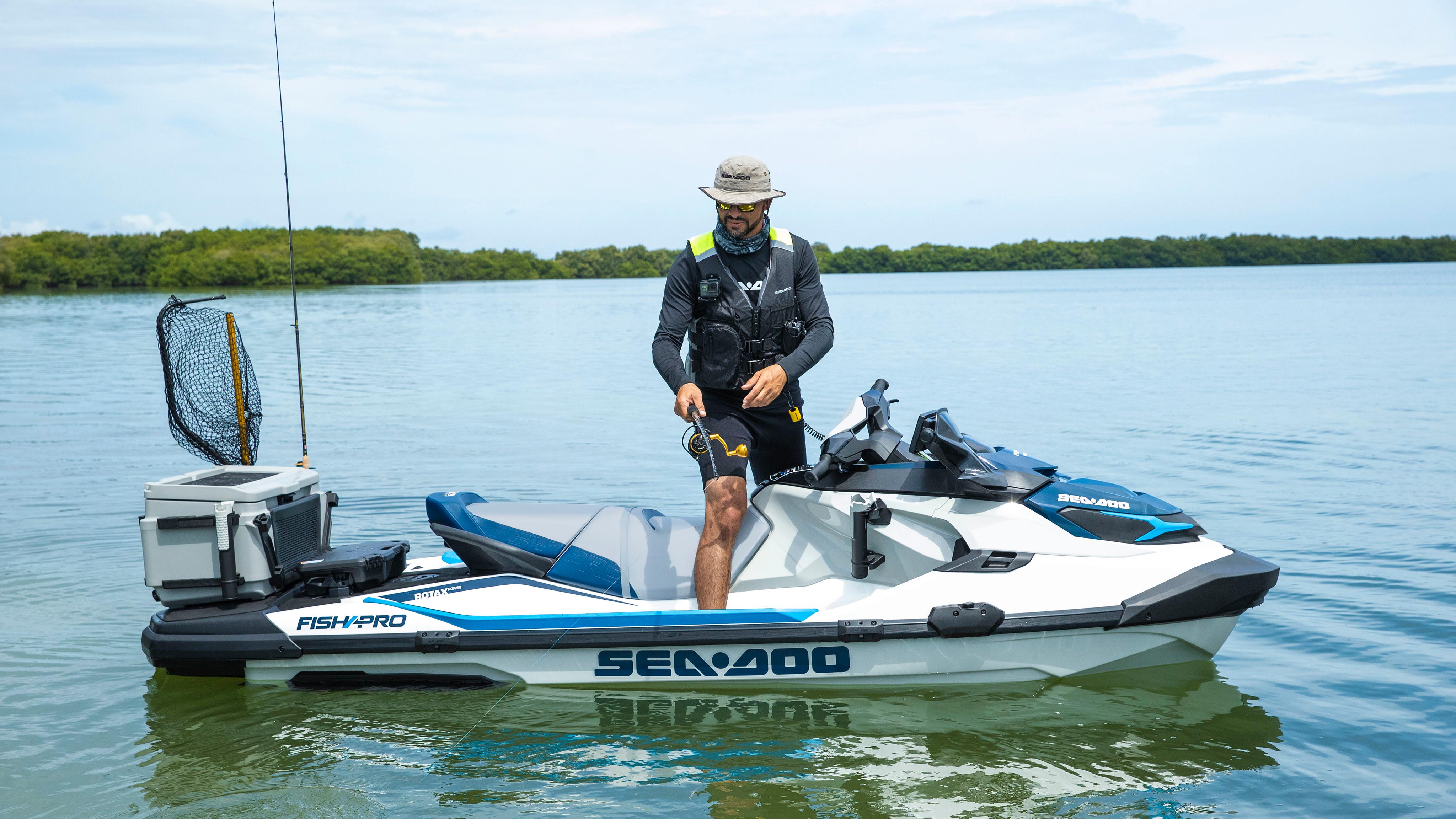 Muž stojí na Sea-Doo FishPro Sport