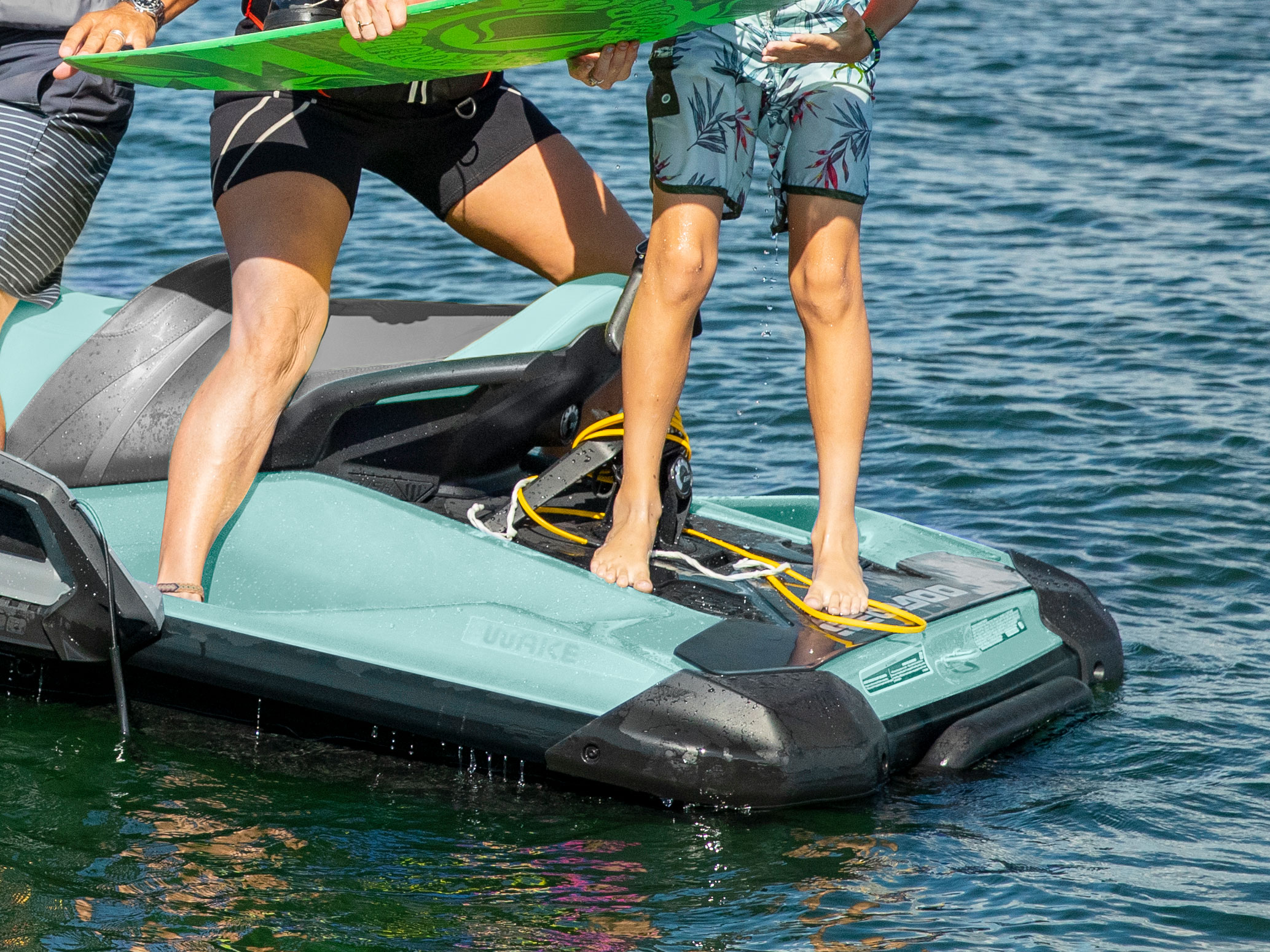 Dieťa sa pripravuje na wakeboarding na plošine Wake 