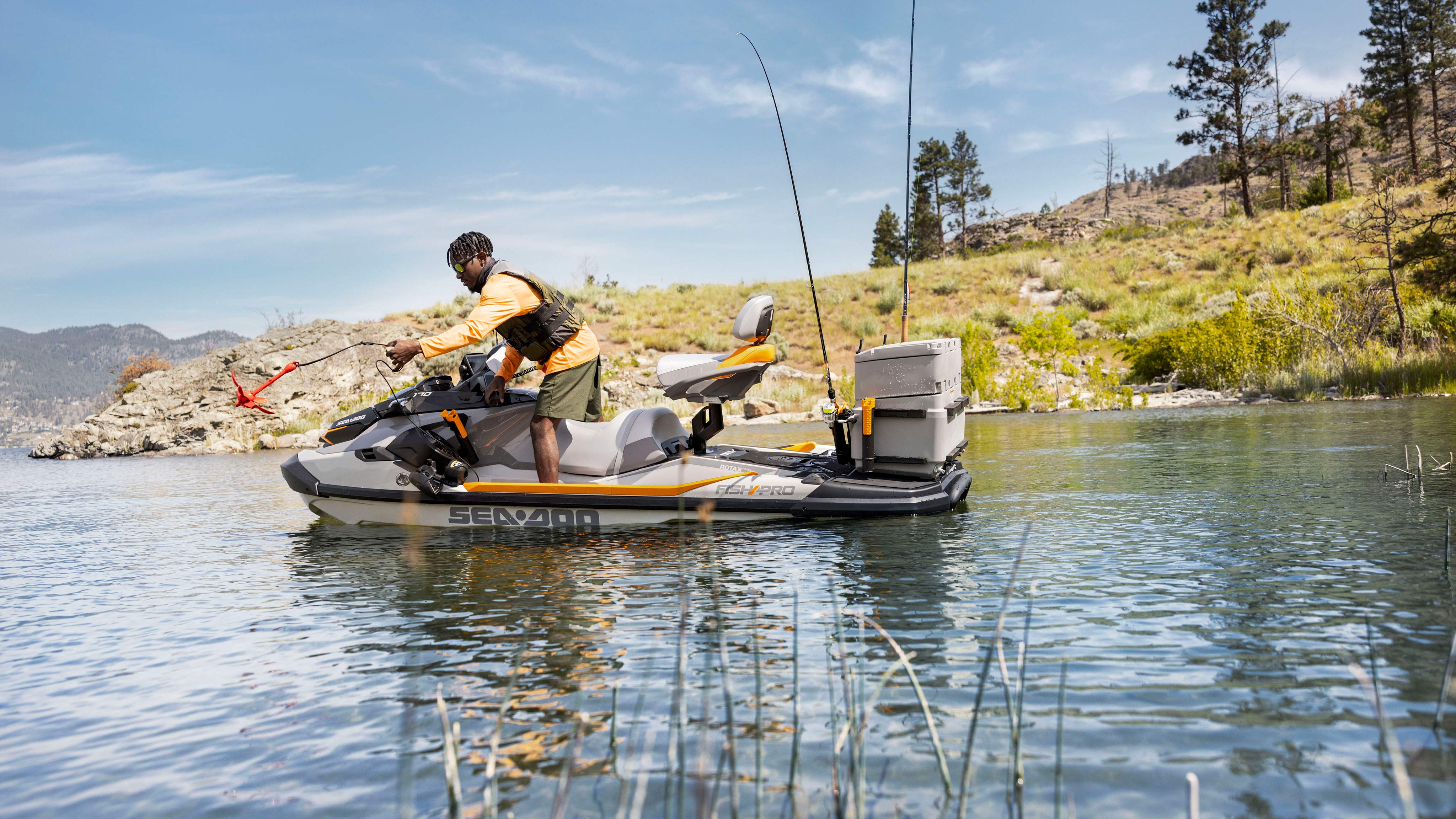 Muž vyhadzuje kotvu do vody z jeho Sea-Doo FishPro Trophy