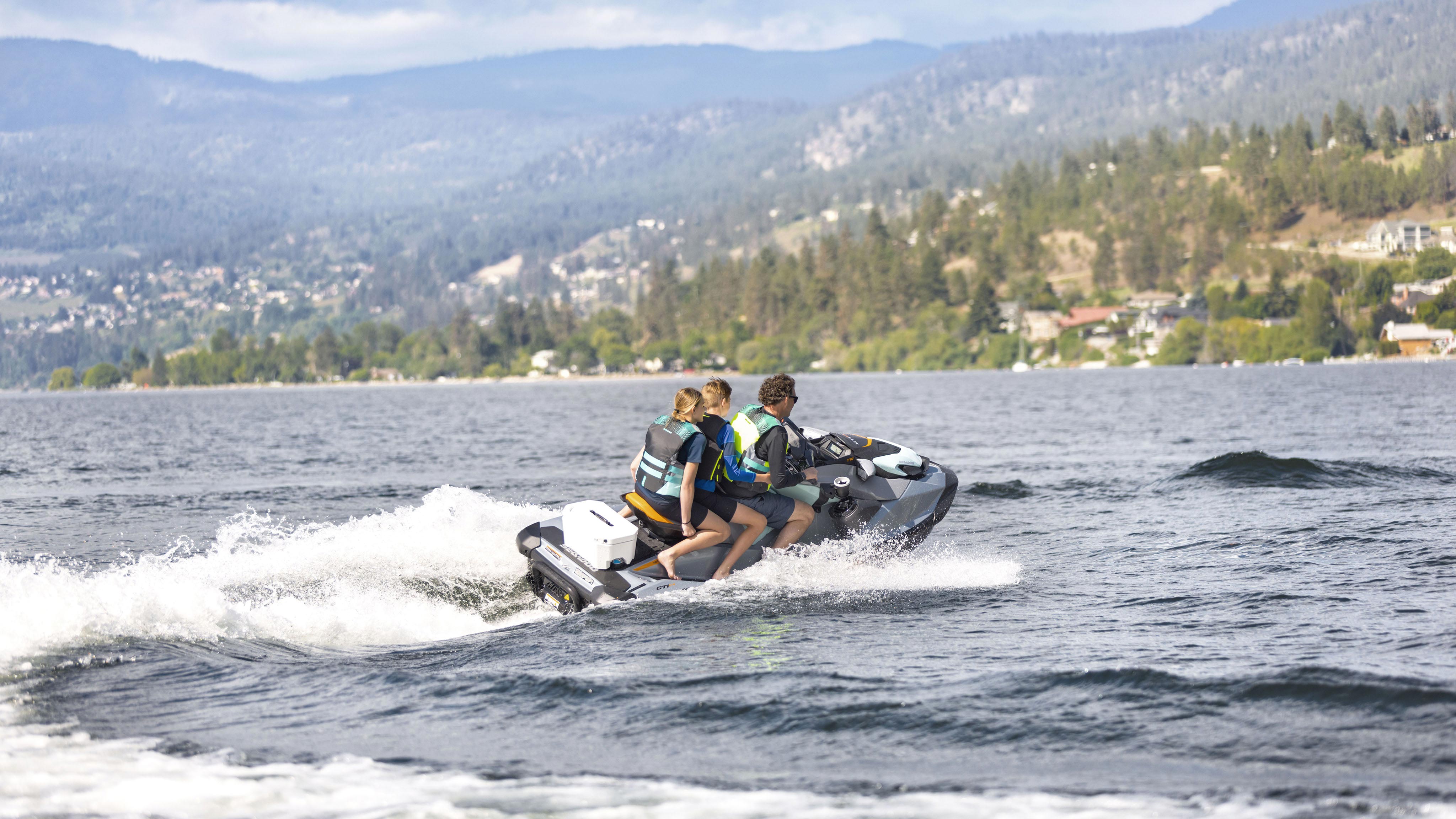 Фамилија на својот скутер на вода  Sea-Doo GTI SE