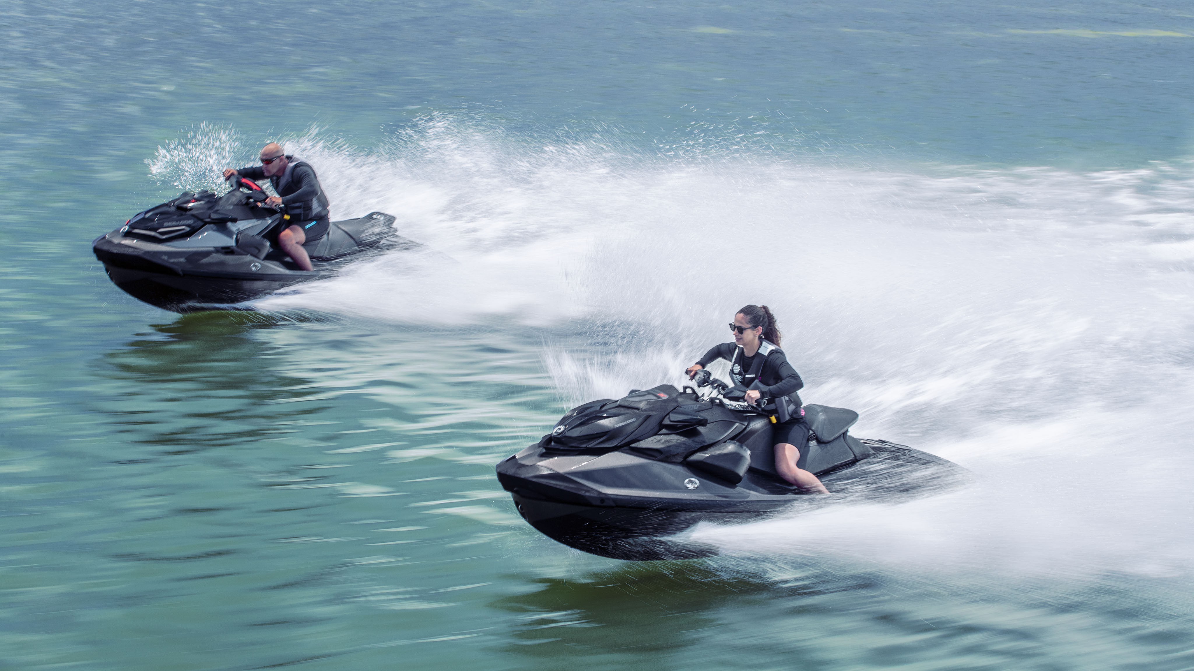 Muž a žena idú na plný plyn na Sea-Doo Performance