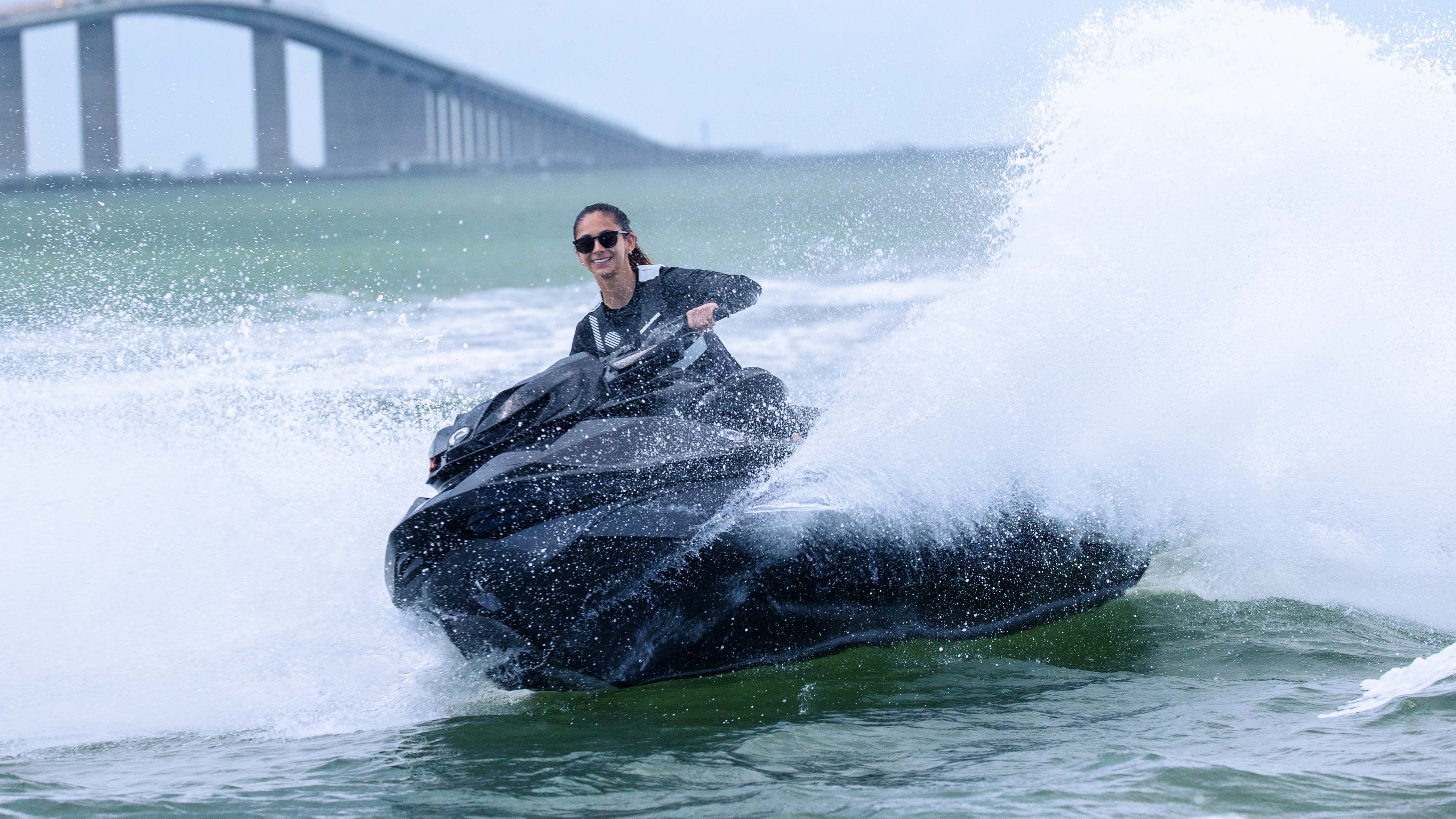 Žena jazdí na Sea-Doo RXP-X 300