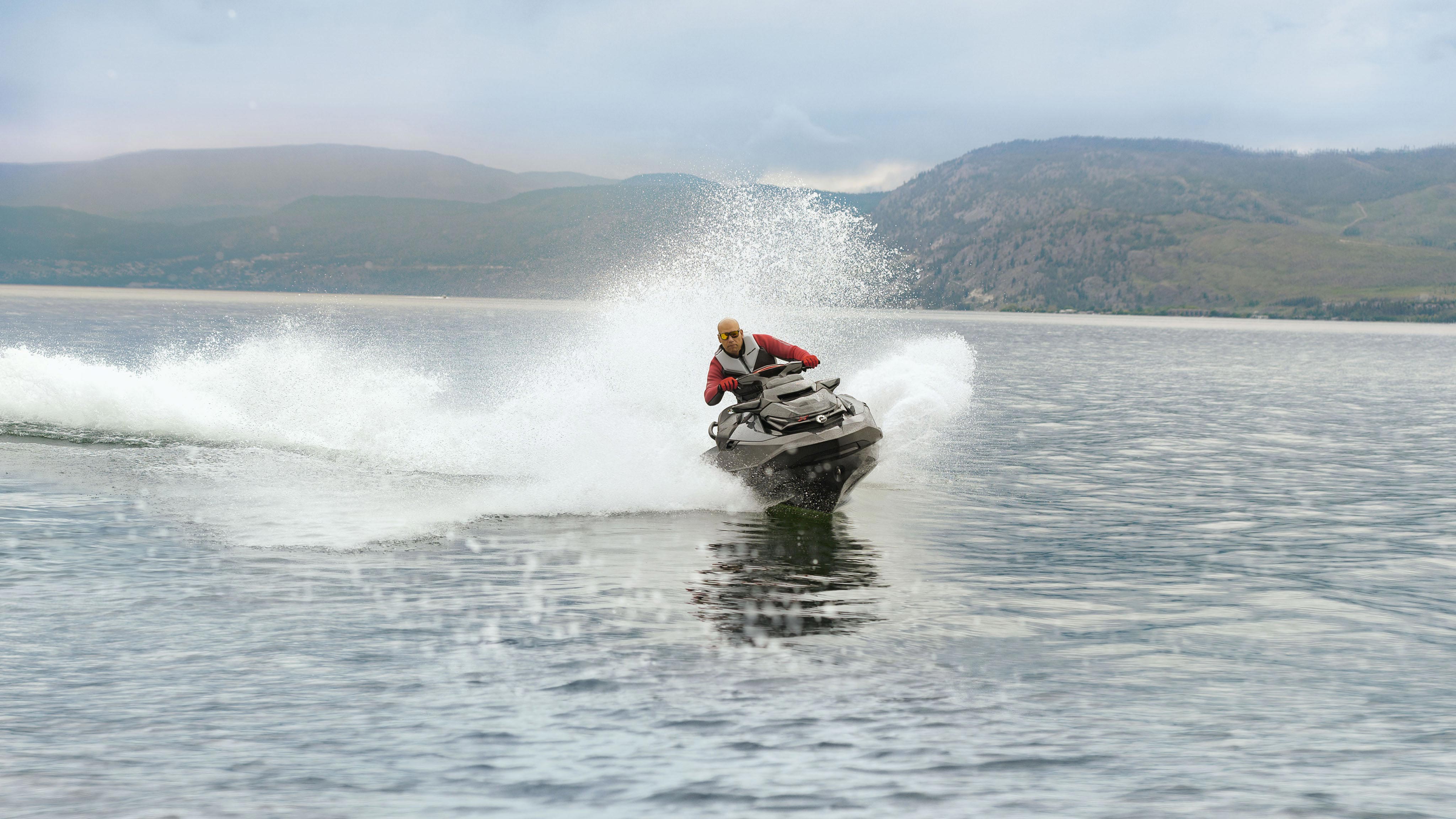 Маж кој ужива со својот  Sea-Doo RXT-X